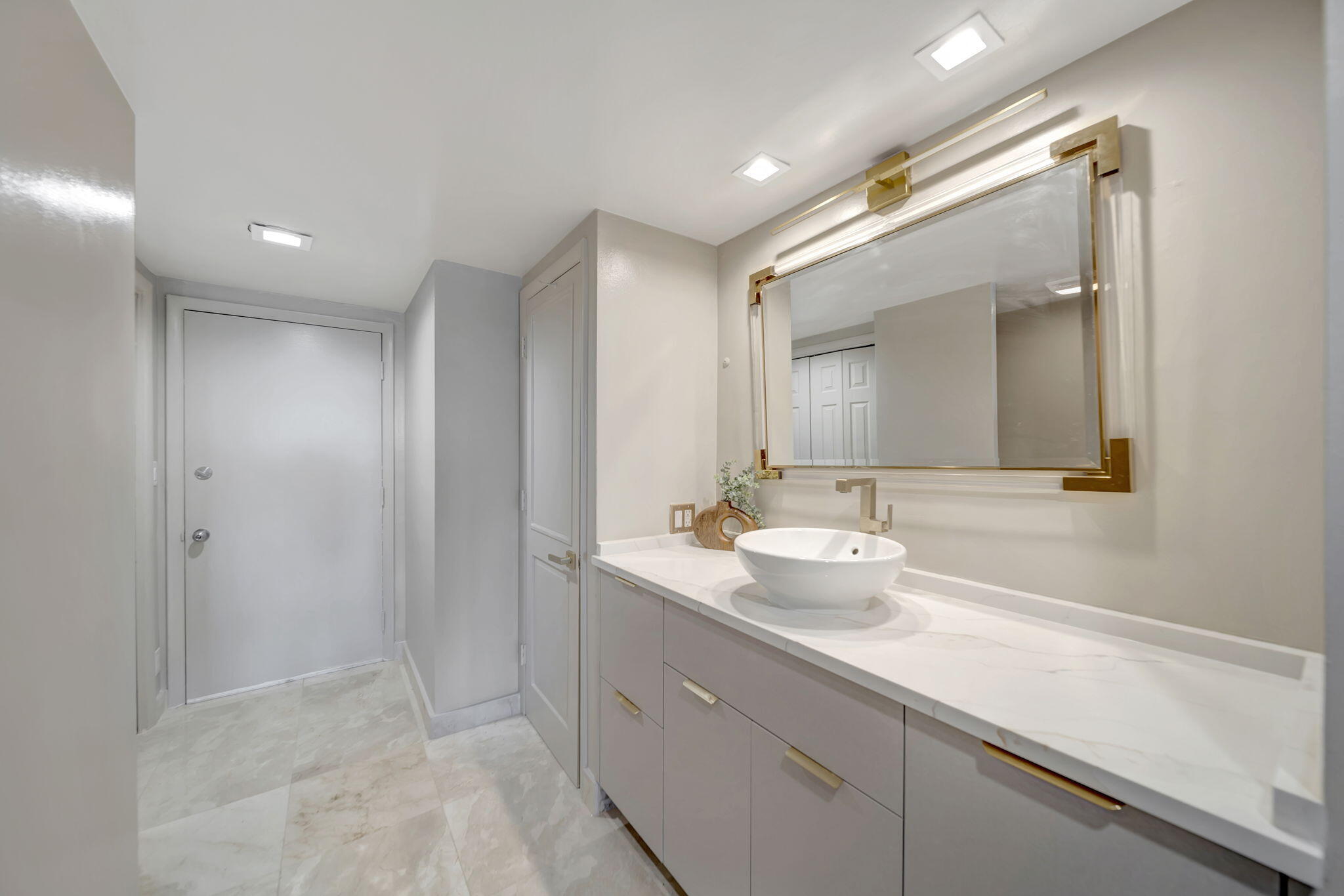 2100 S Ocean Lane 101-102