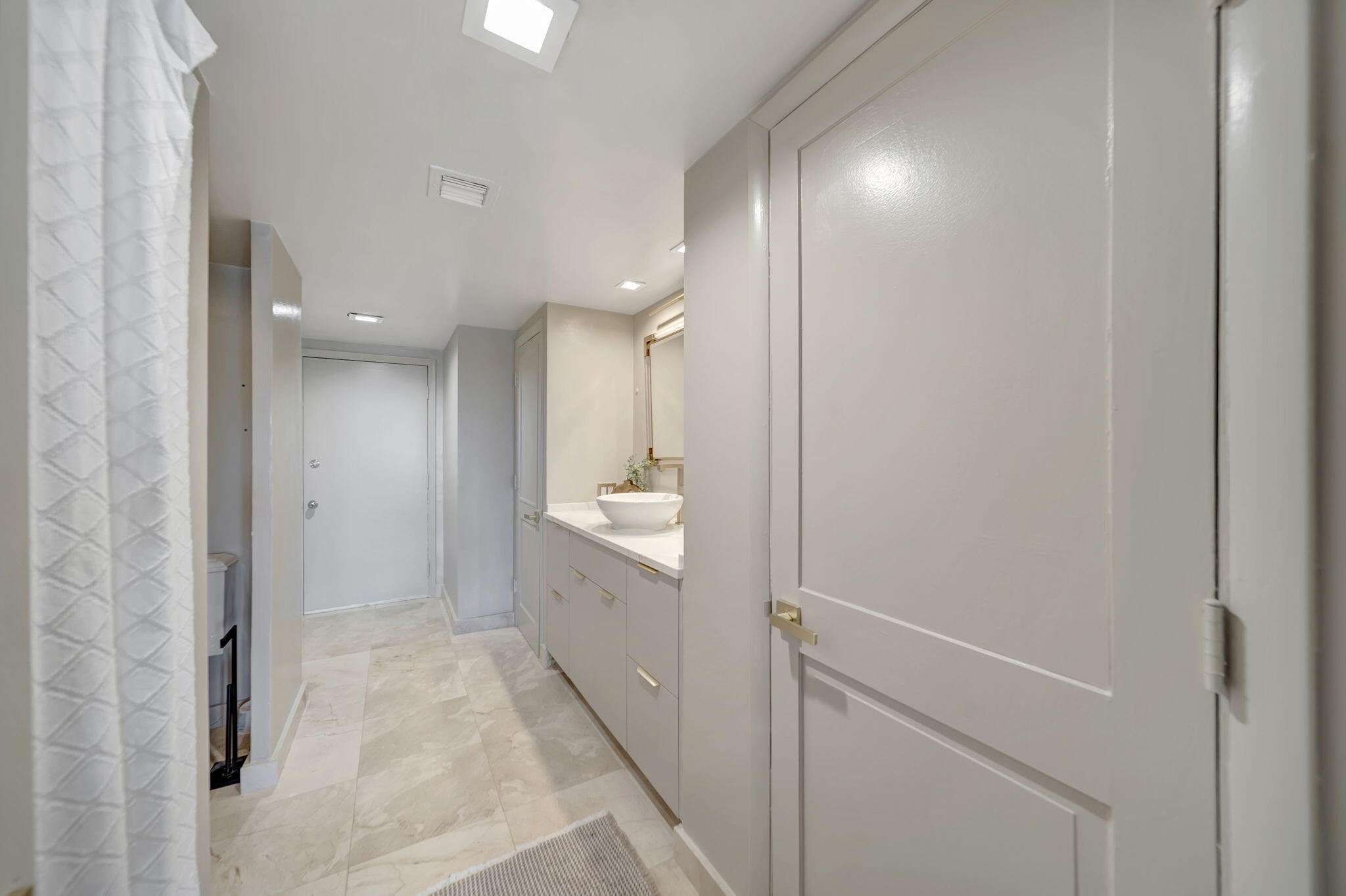 2100 S Ocean Lane 101-102