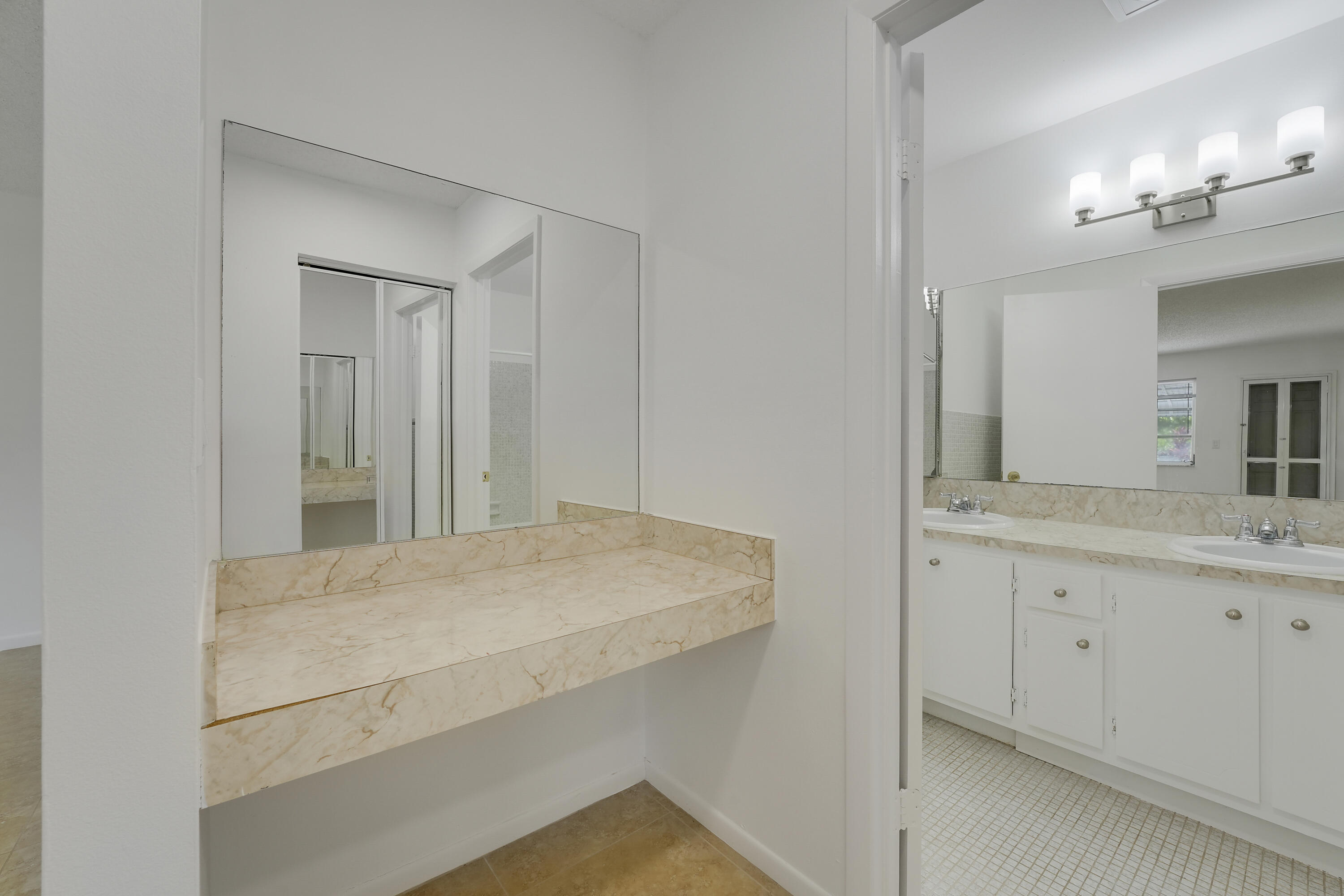 1142 W Circle Ter Terrace W C