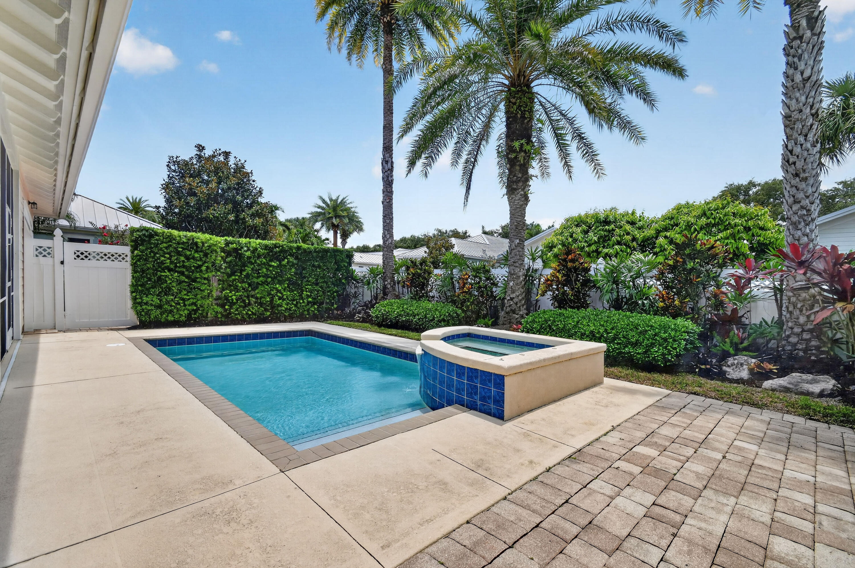 3416 S Caroline Drive