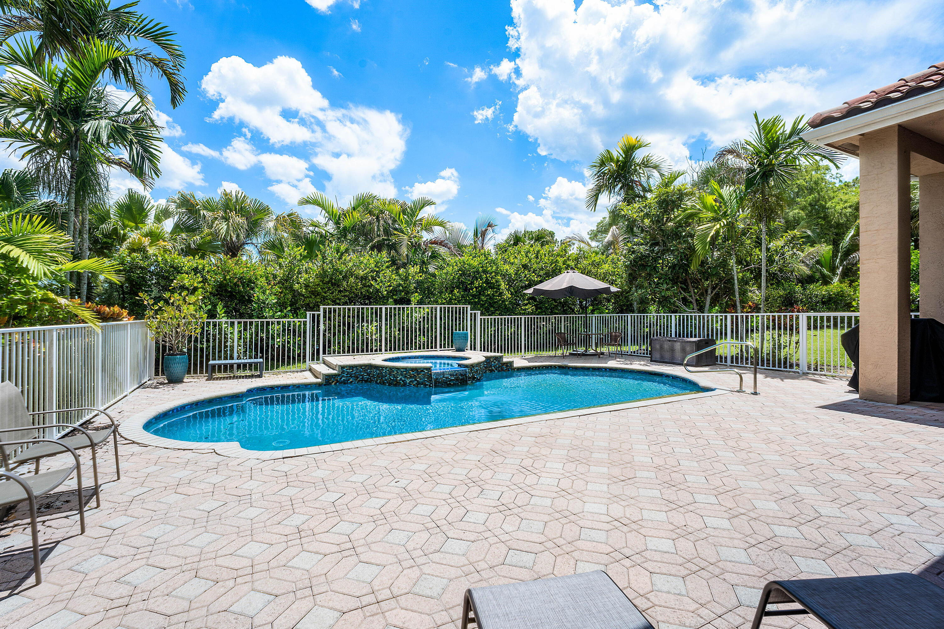 911 Forest Glen Lane