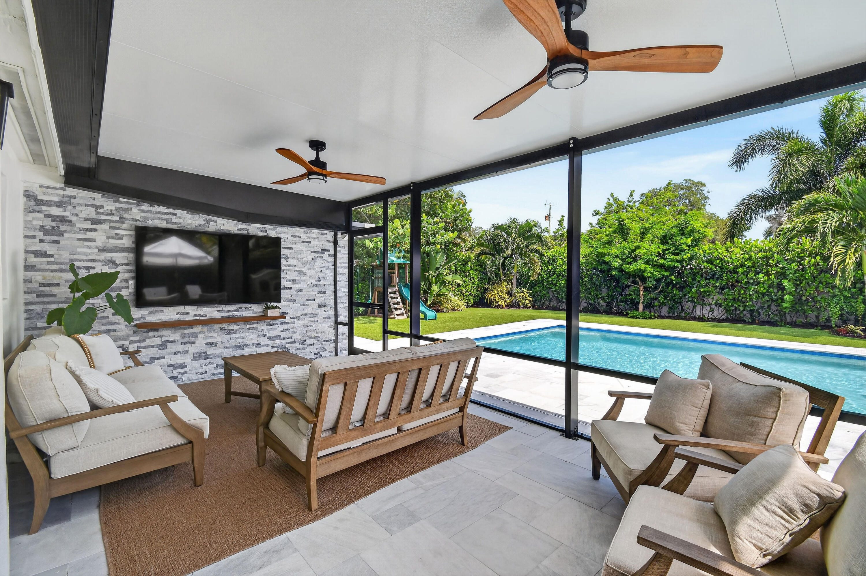 2427 COUNTRY OAKS Lane