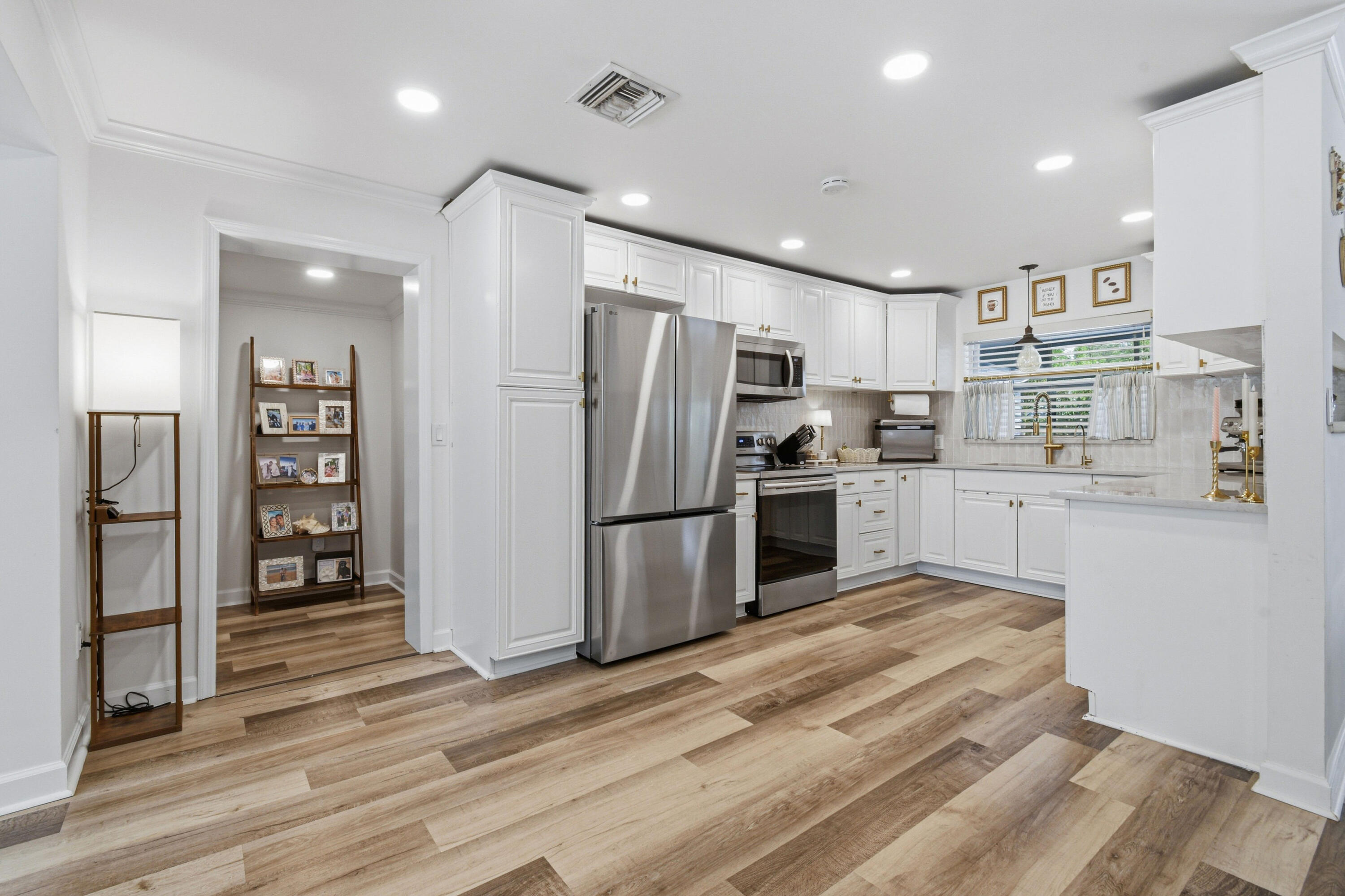 2427 COUNTRY OAKS Lane