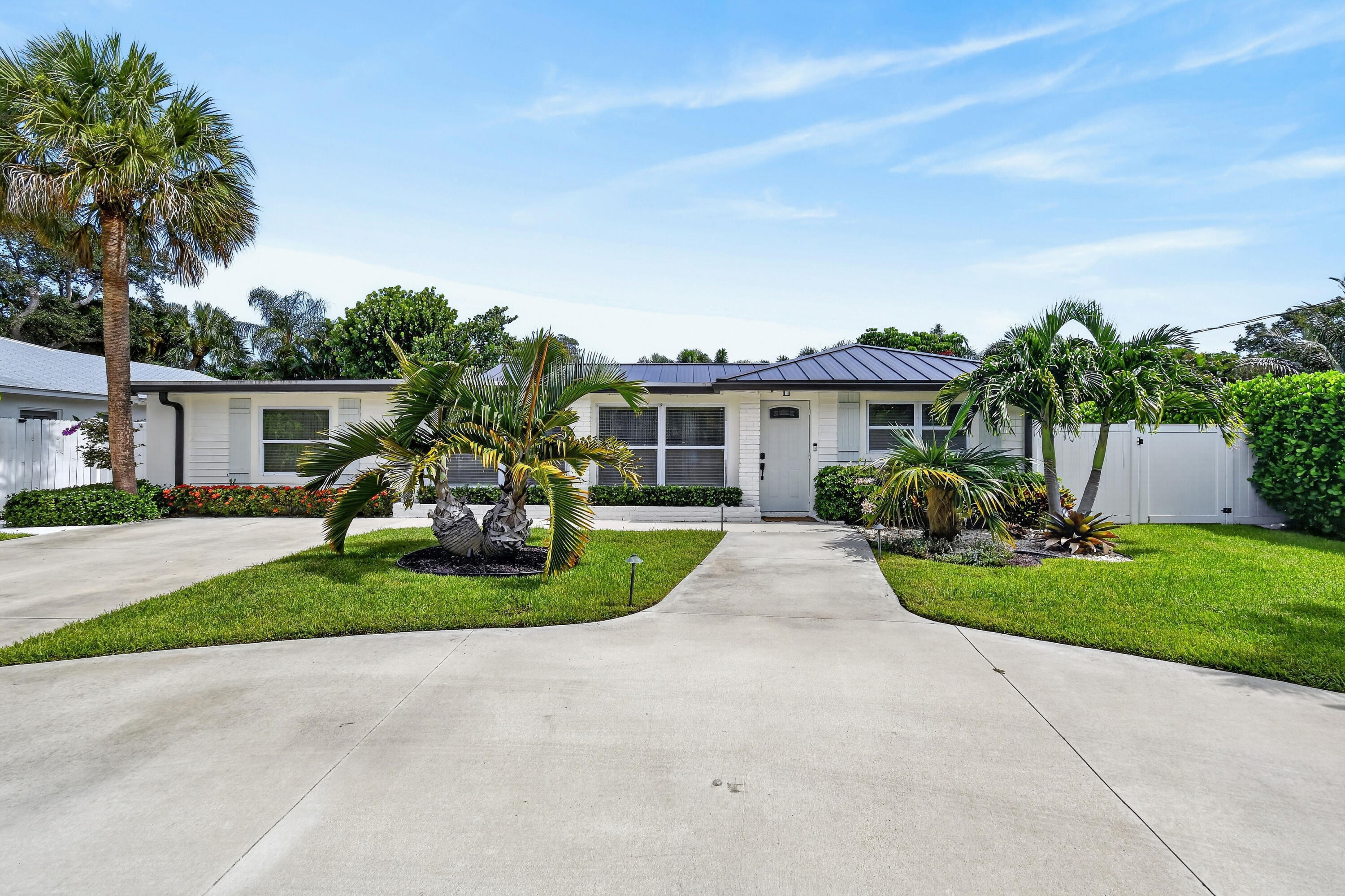 2427 COUNTRY OAKS Lane