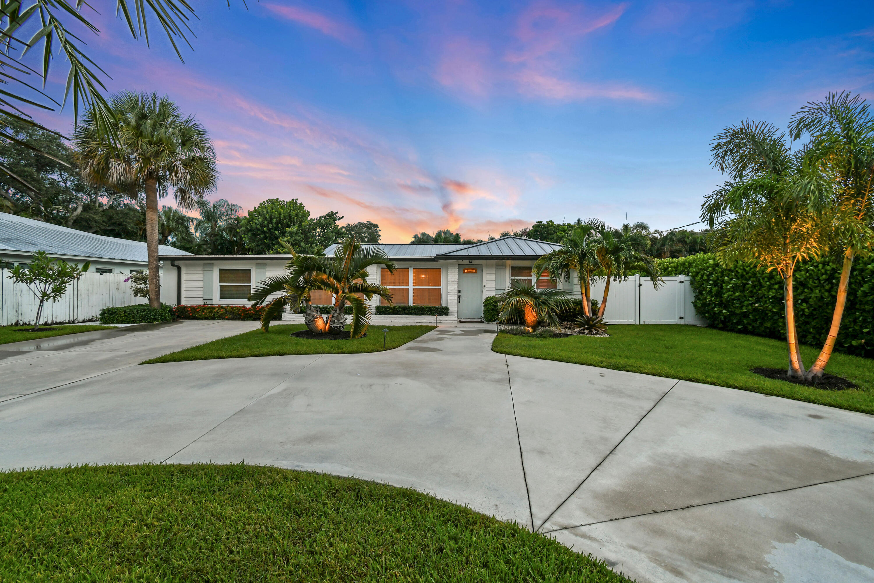 2427 COUNTRY OAKS Lane