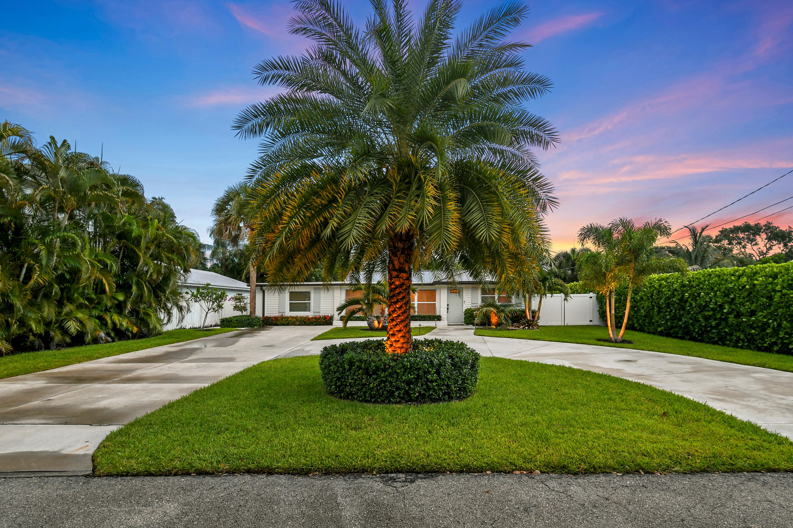 2427 COUNTRY OAKS Lane