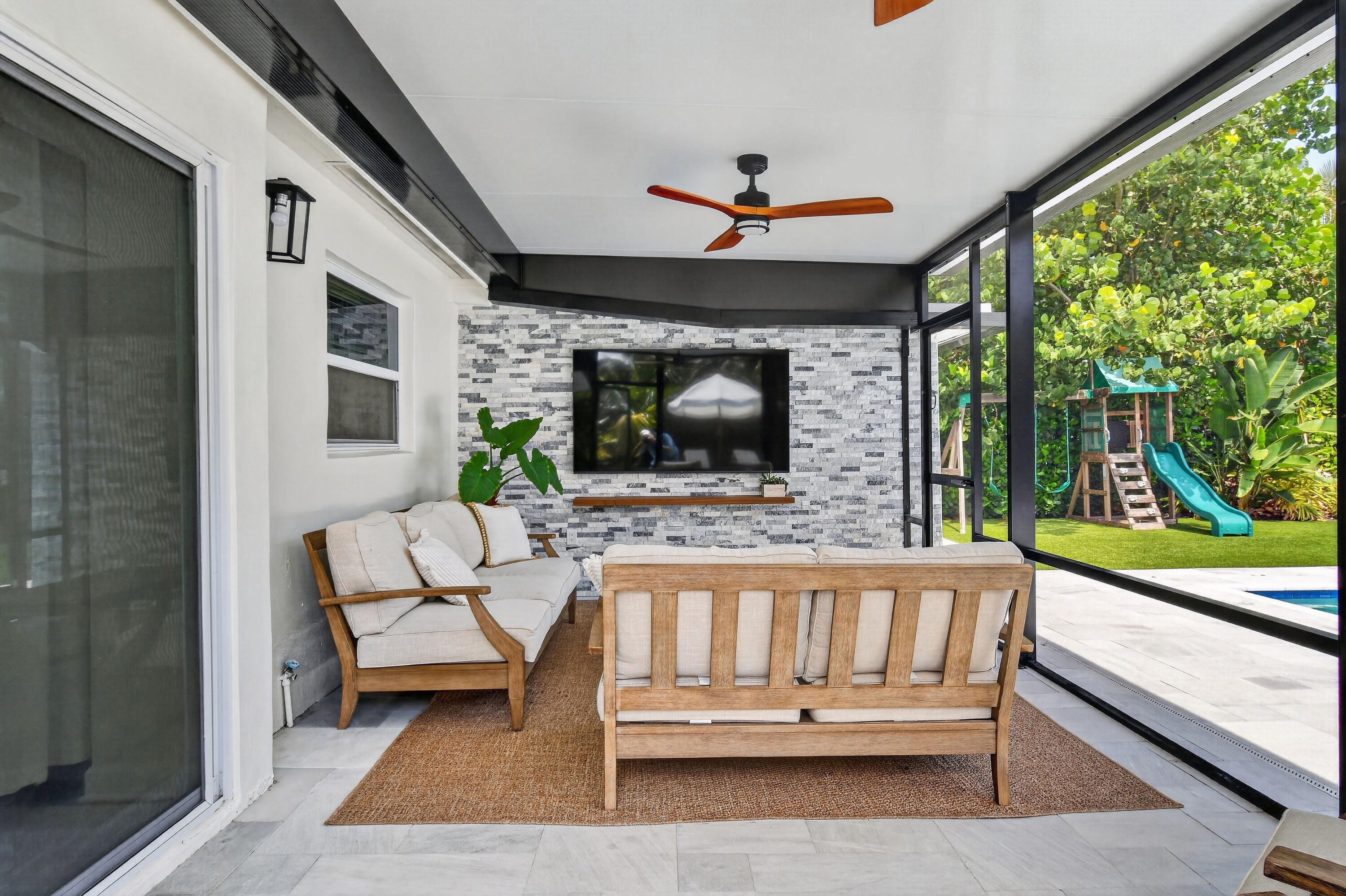 2427 COUNTRY OAKS Lane