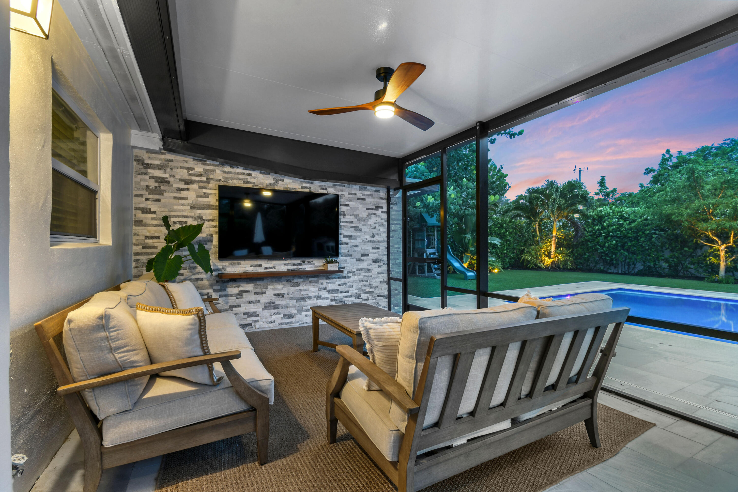 2427 COUNTRY OAKS Lane
