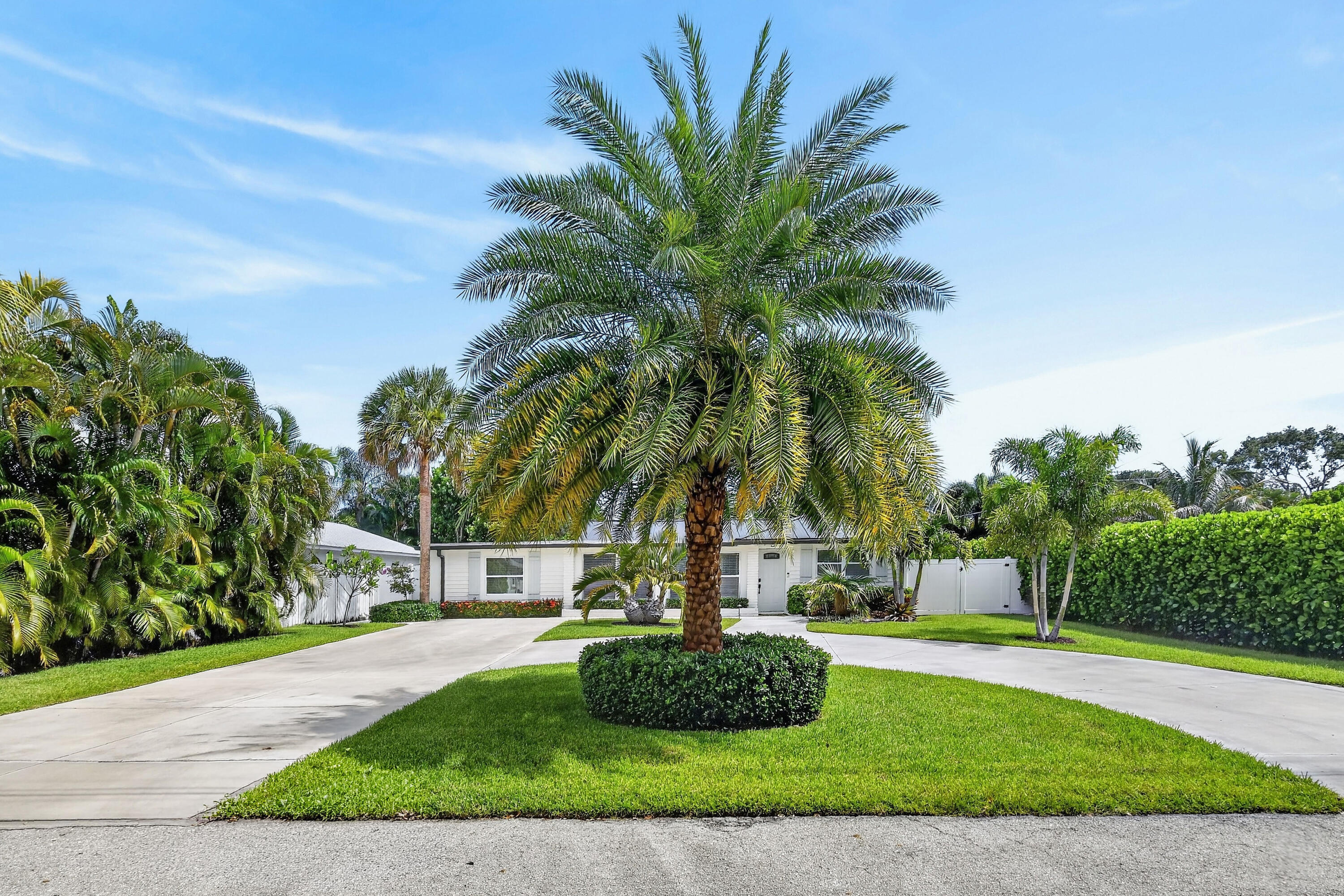 2427 COUNTRY OAKS Lane