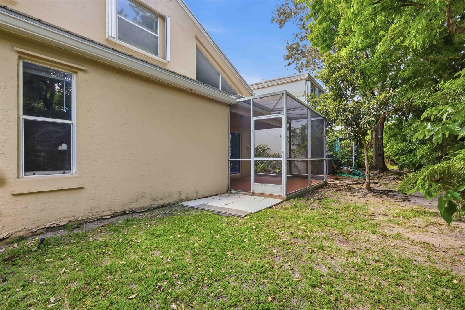 9516 NW 8TH Circle