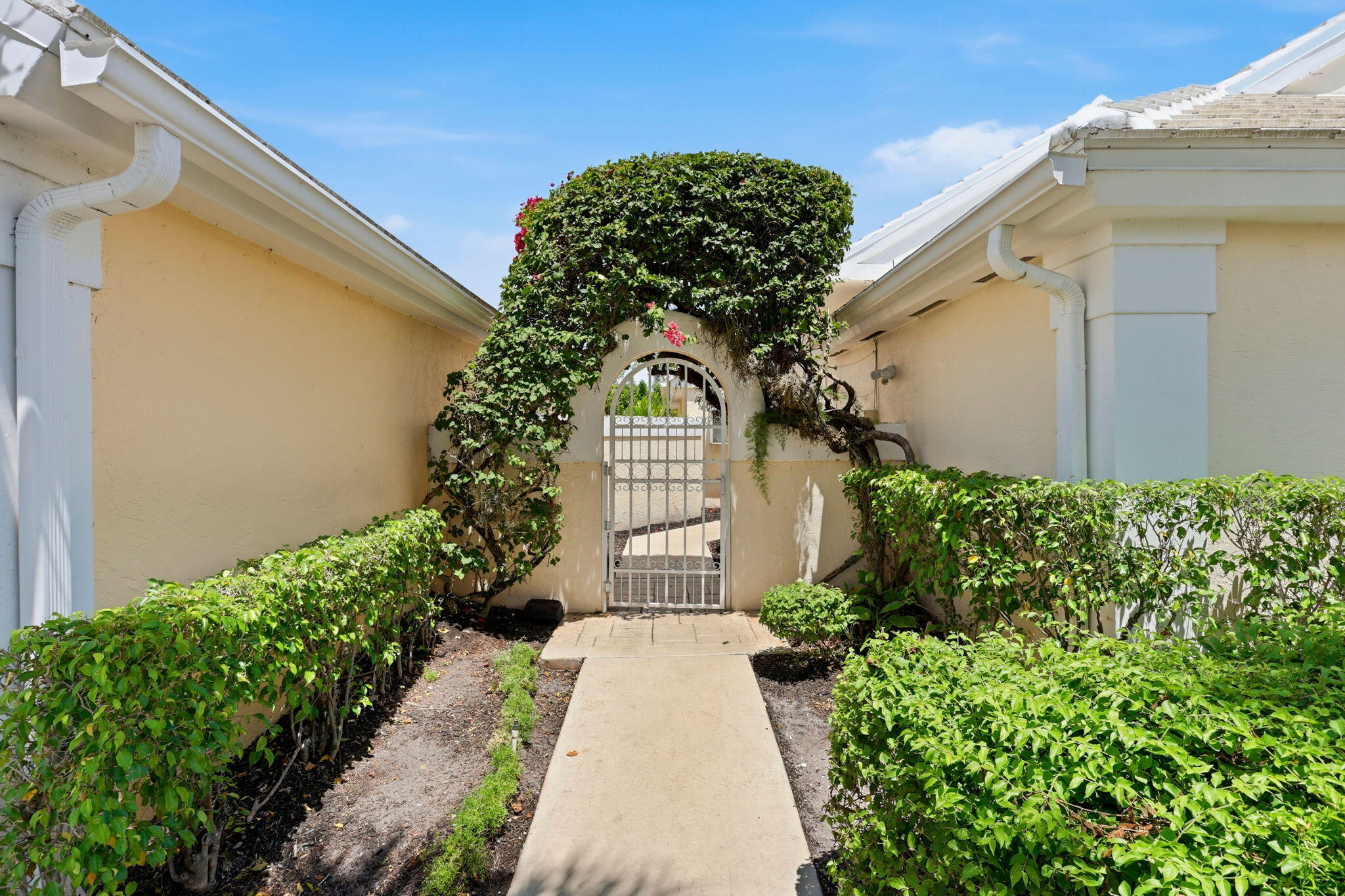 944 Dickens Place