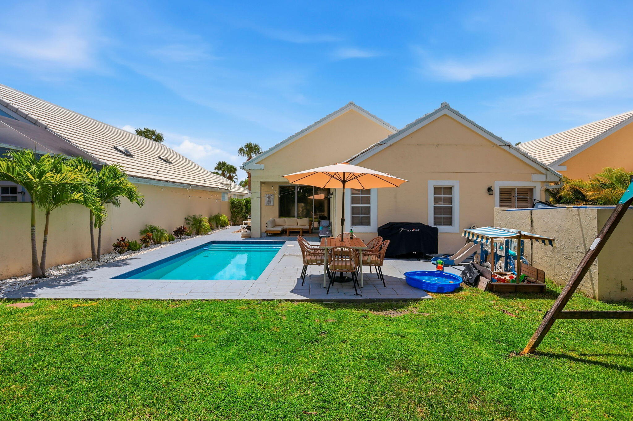 944 Dickens Place