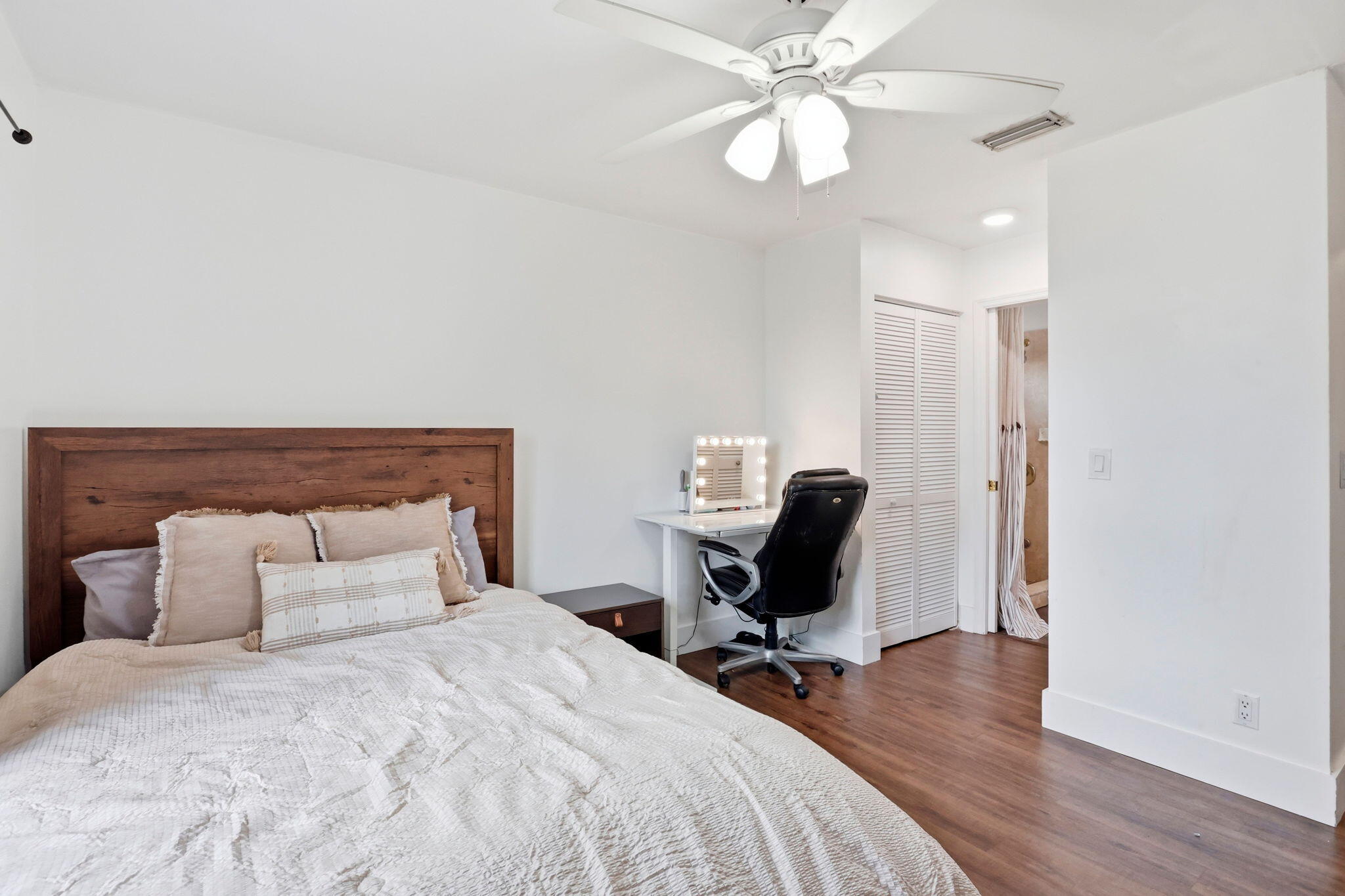 944 Dickens Place