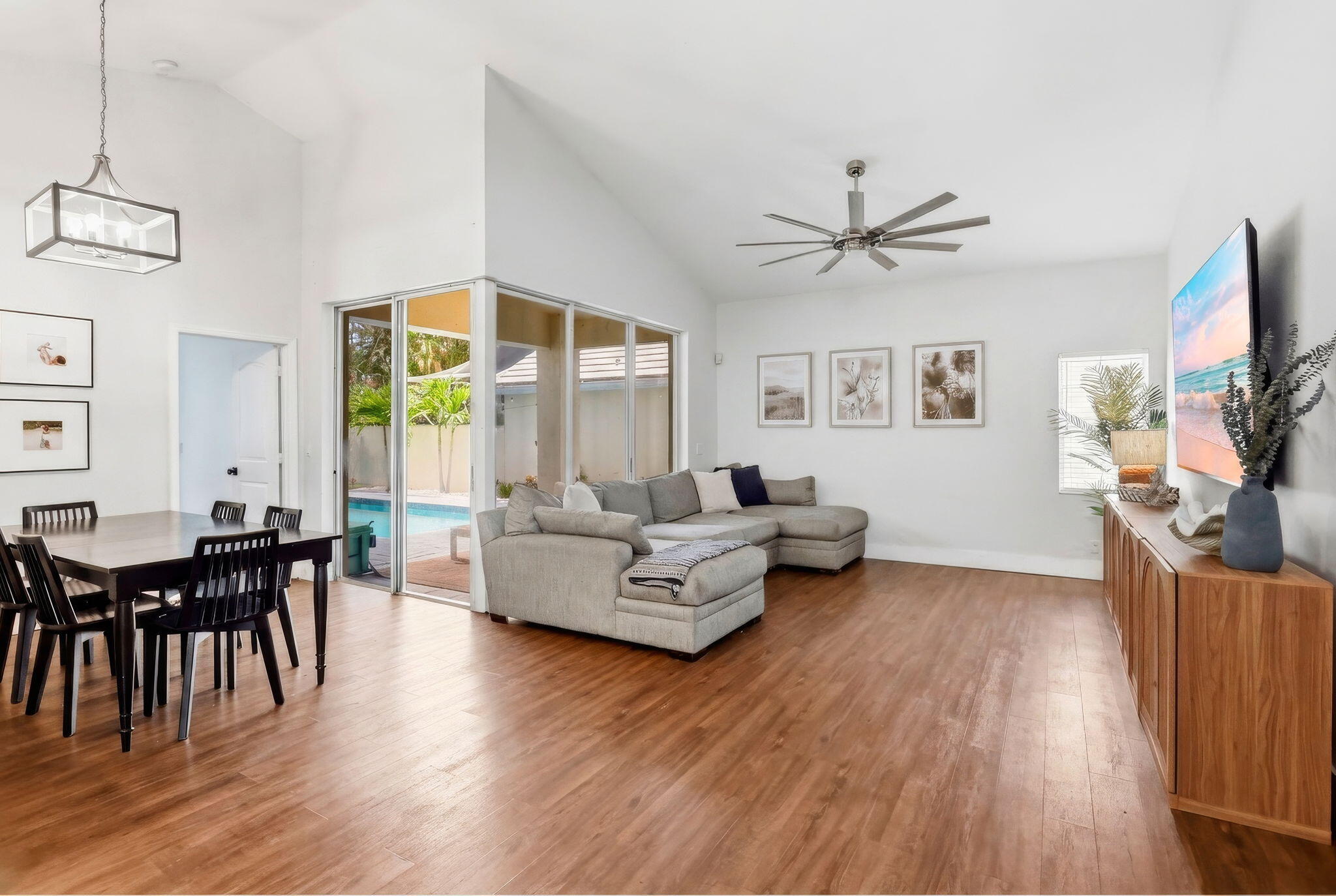 944 Dickens Place