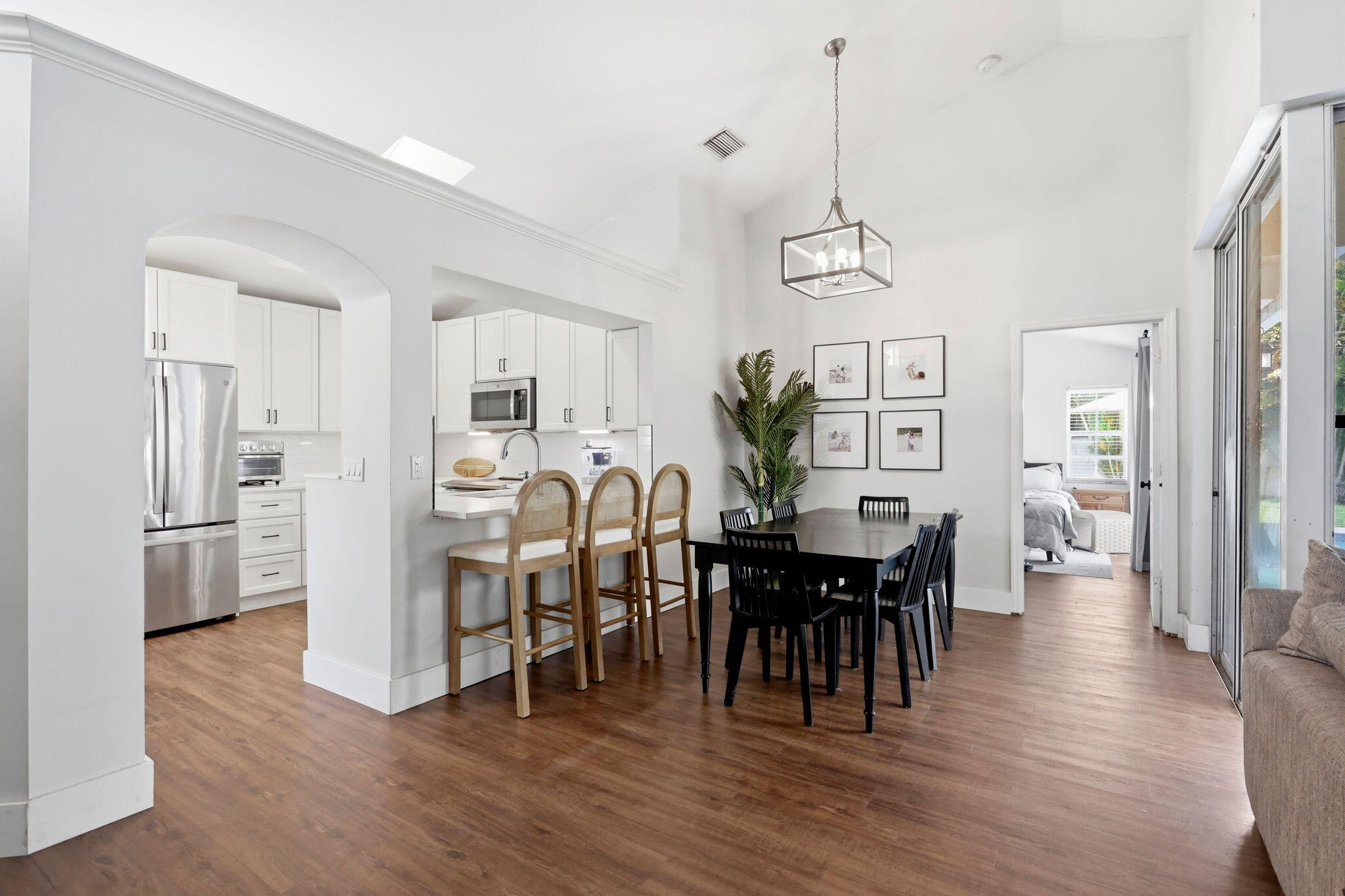 944 Dickens Place