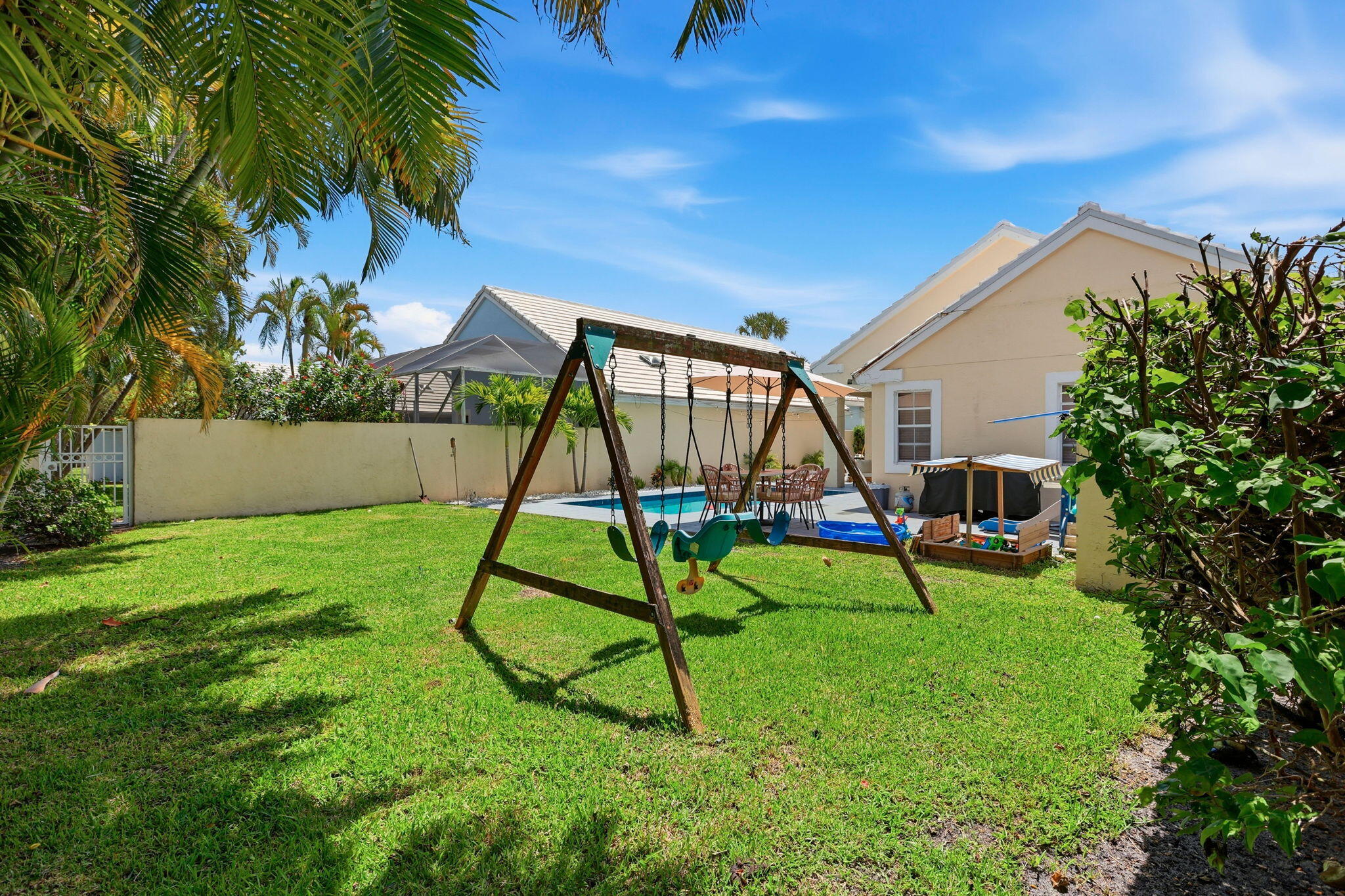944 Dickens Place