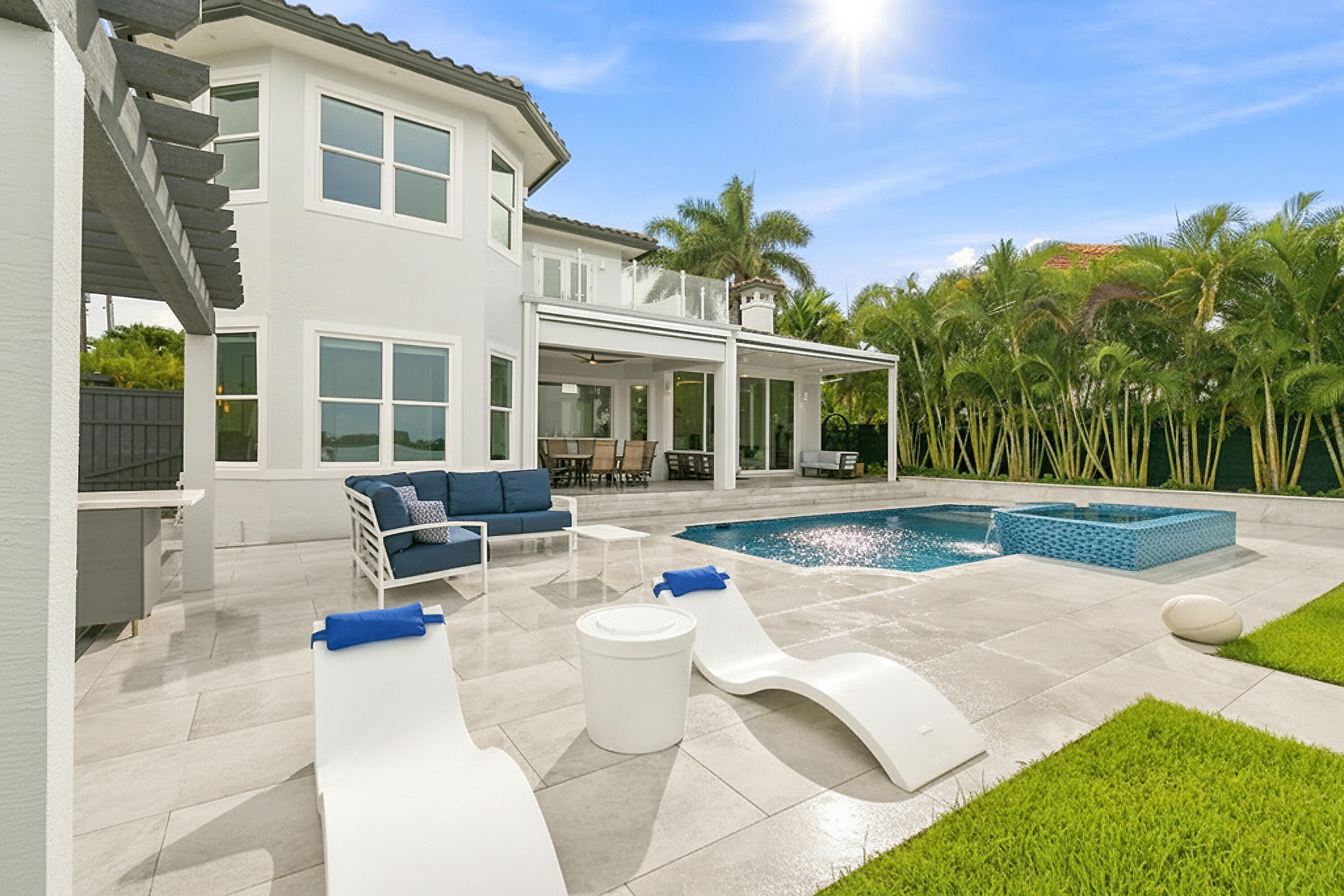 3 Lakeside Palms Court