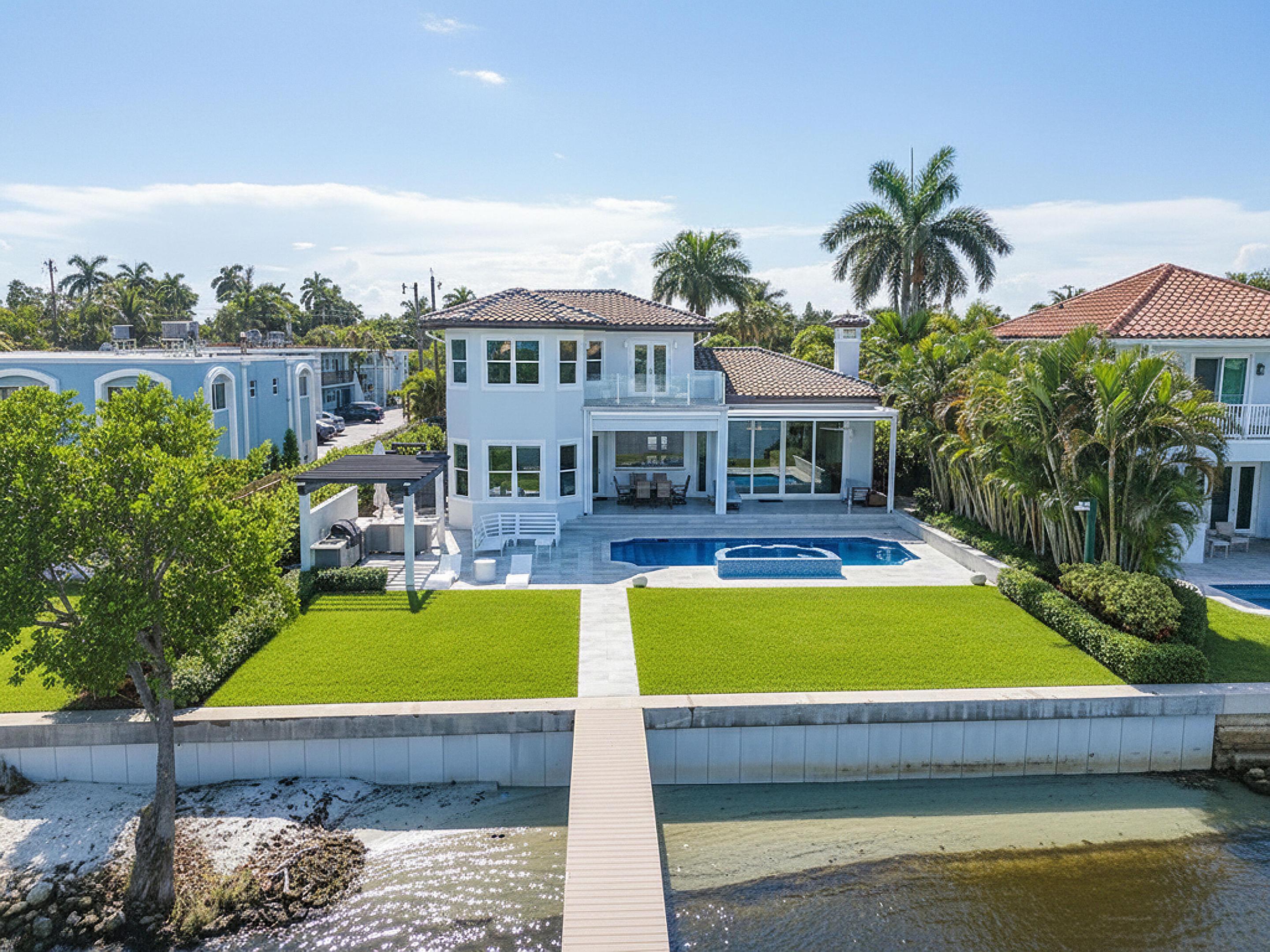 3 Lakeside Palms Court