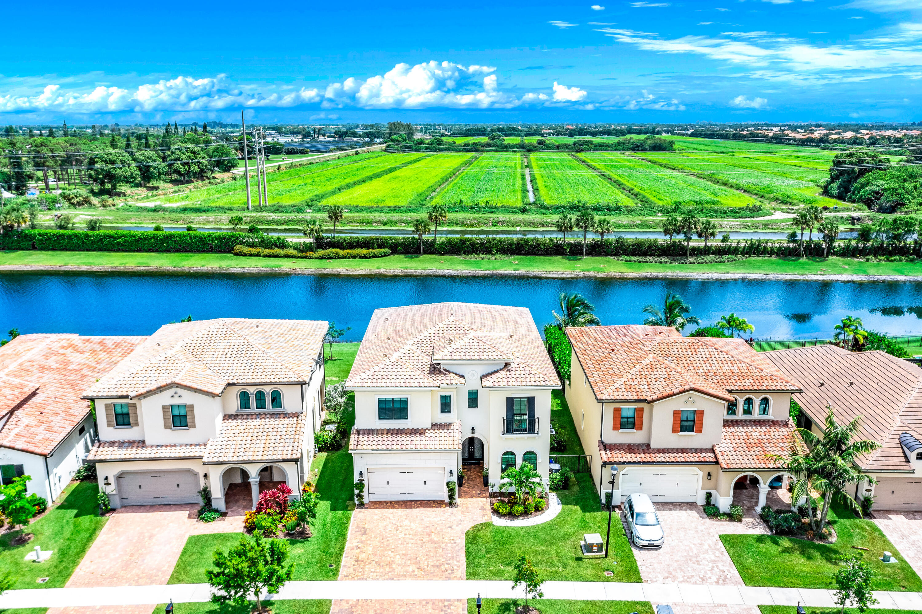8635 GRAND PRIX Lane