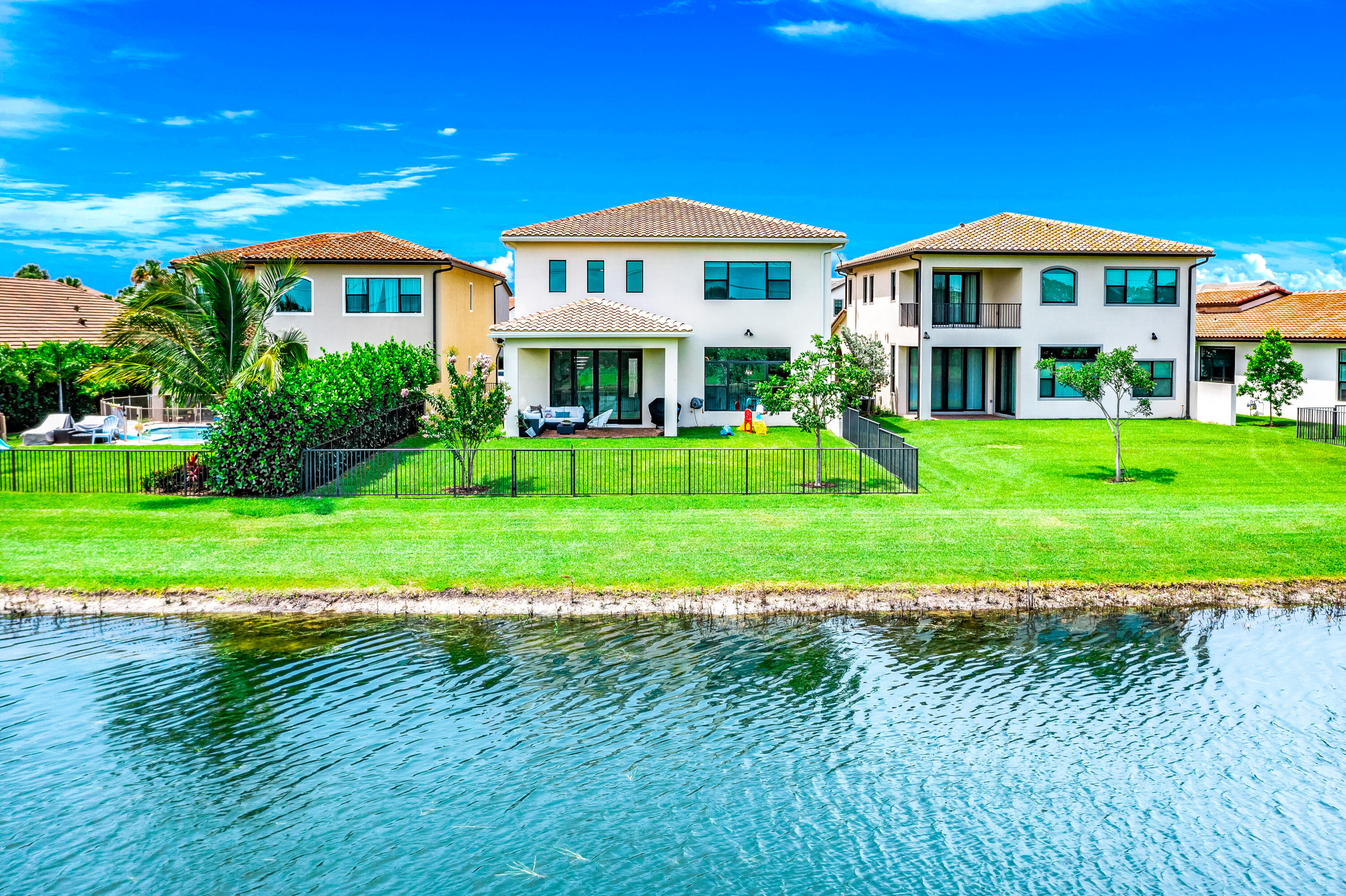 8635 GRAND PRIX Lane