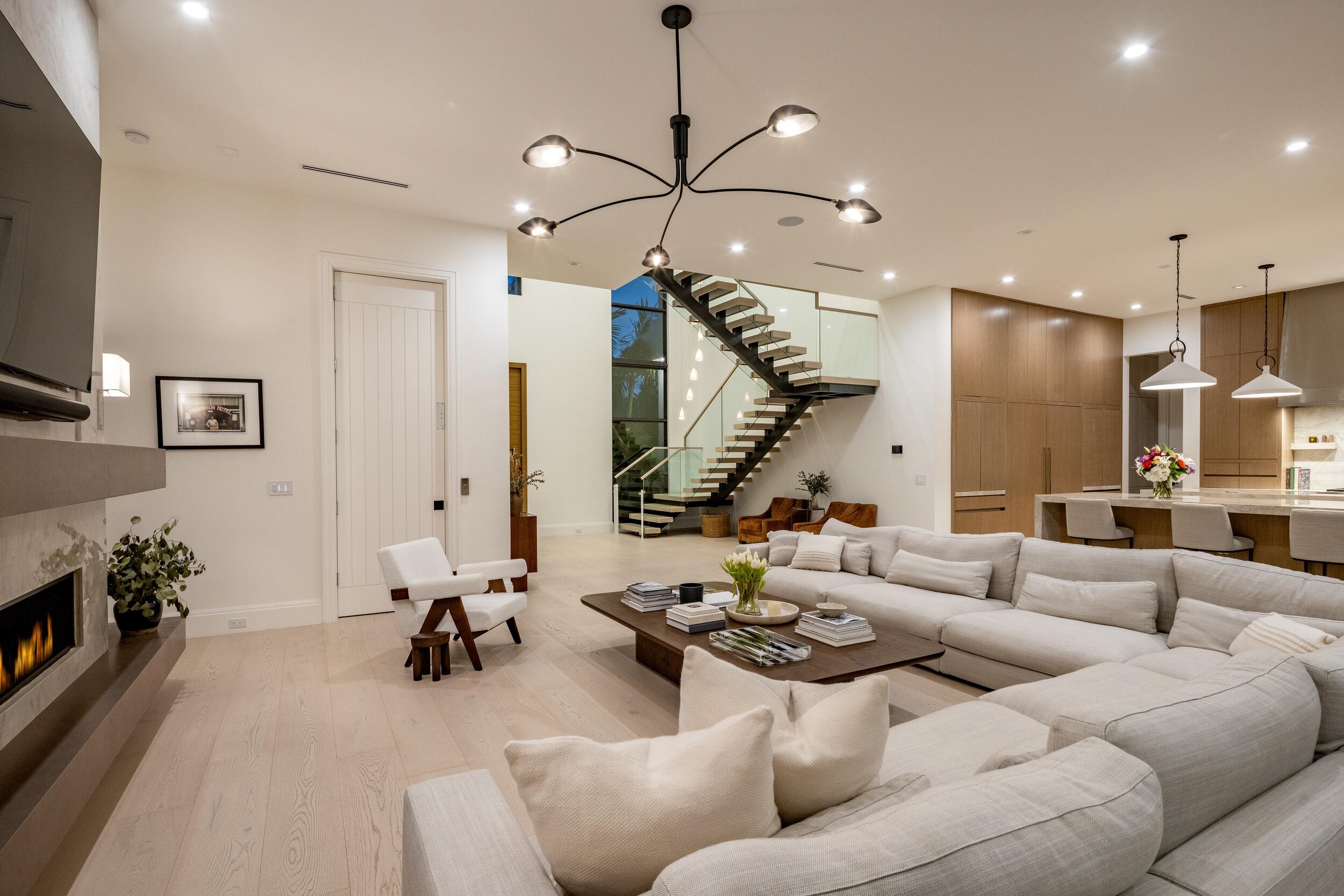 735 W Fern Drive