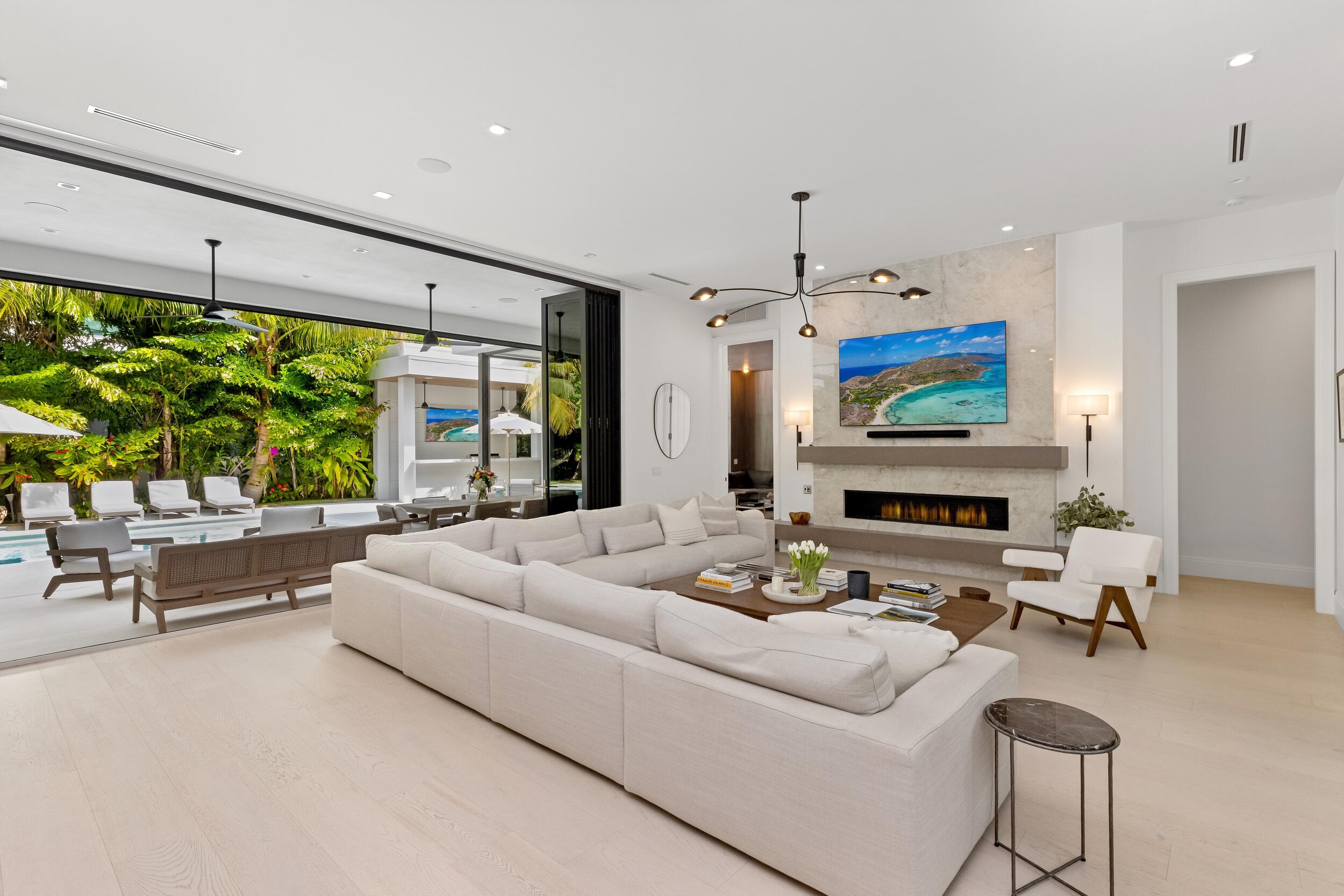 735 W Fern Drive