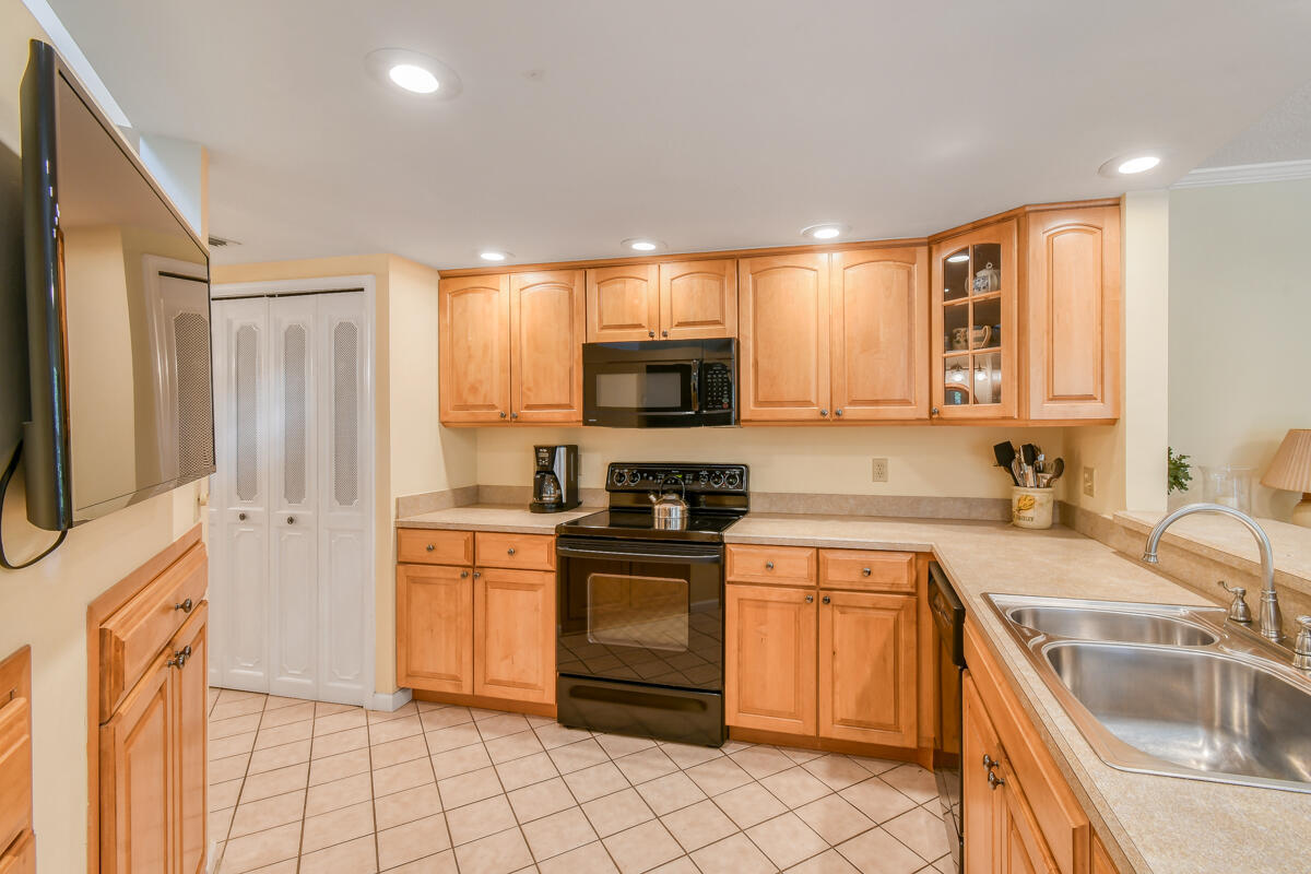 28 Uno Lago Drive
