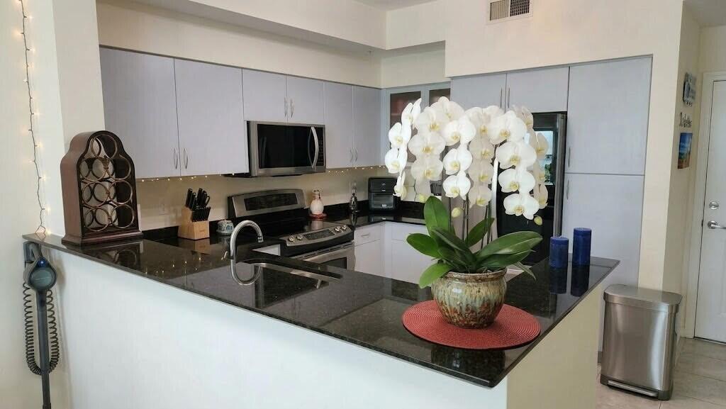 806 E WINDWARD Way 305