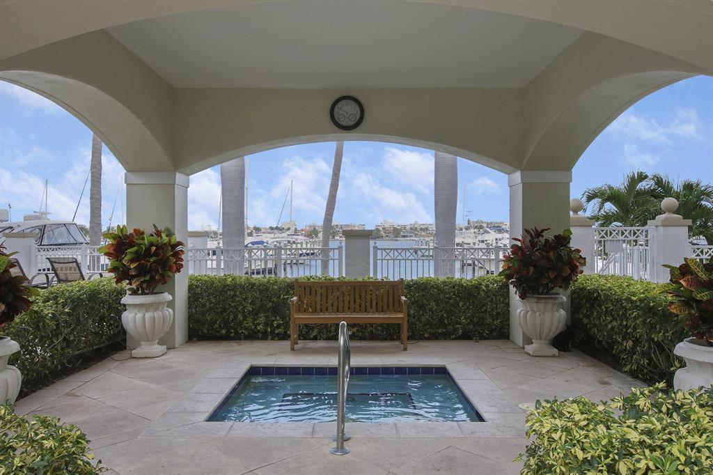 806 E WINDWARD Way 305