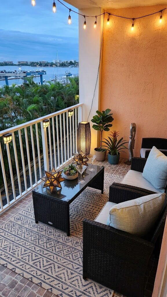 806 E WINDWARD Way 305