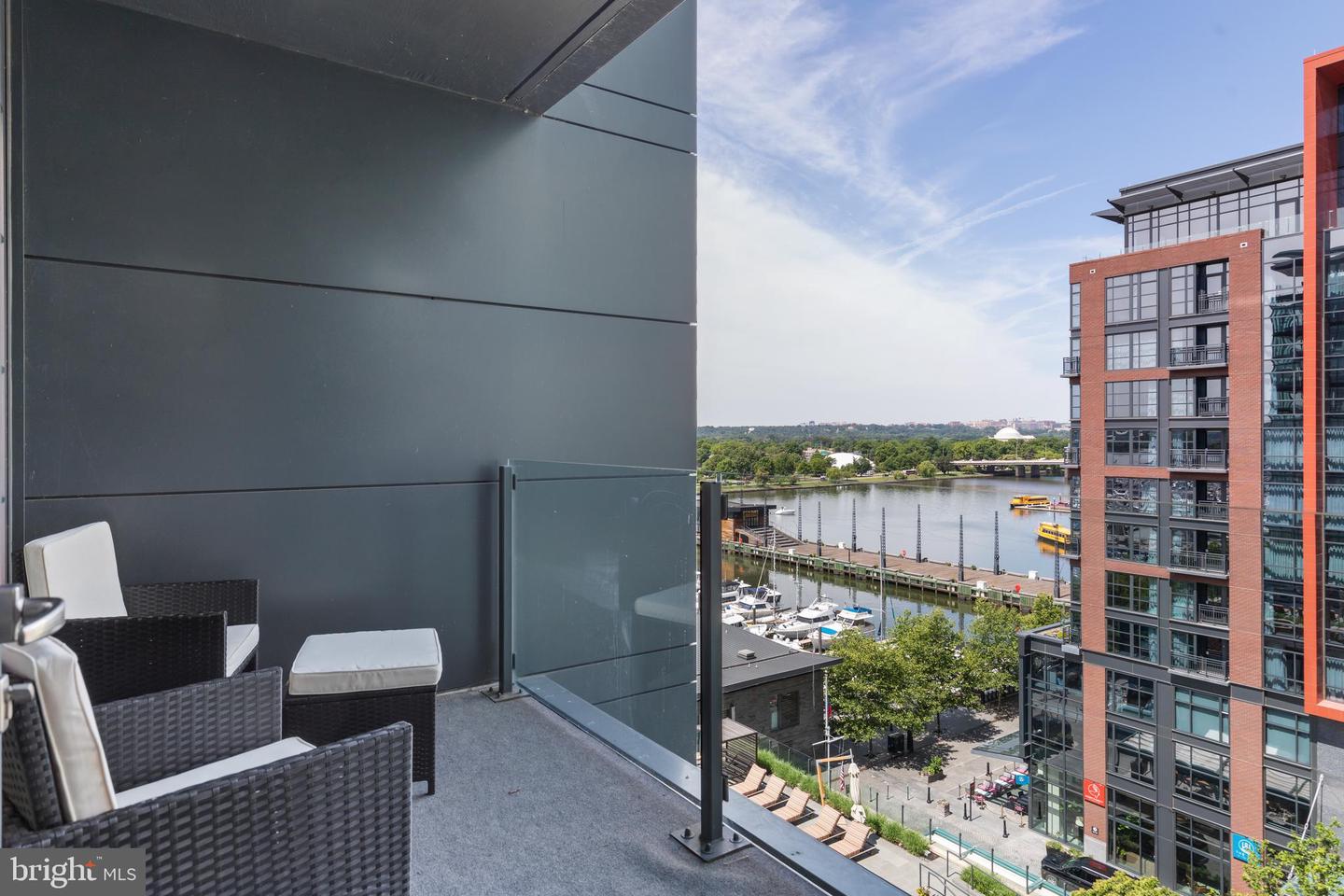 45 Sutton Sq SW #806