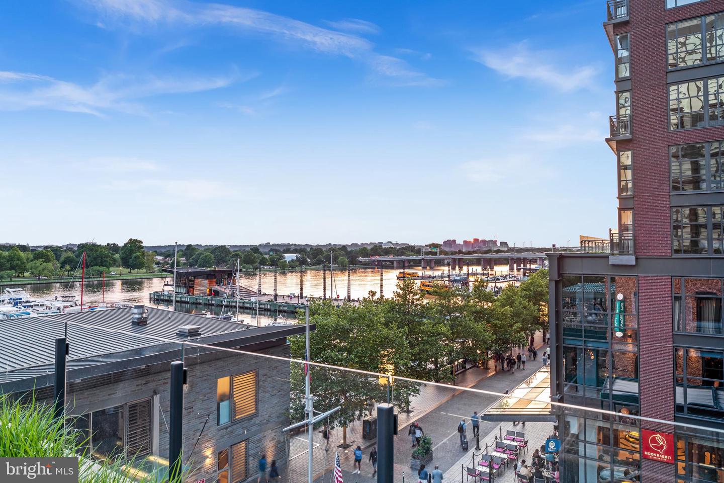 45 Sutton Sq SW #806