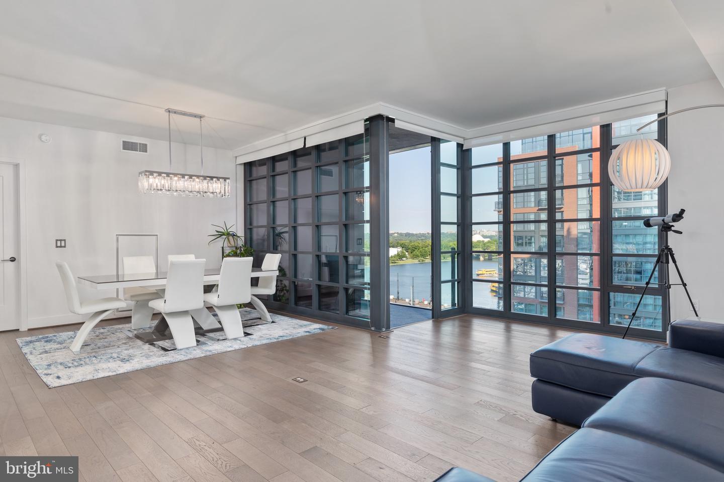 45 Sutton Sq SW #806
