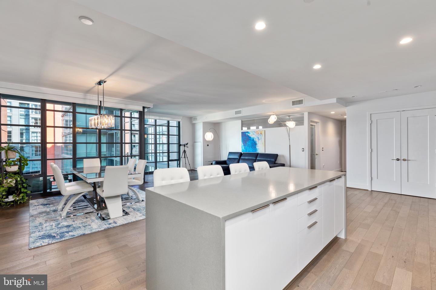 45 Sutton Sq SW #806