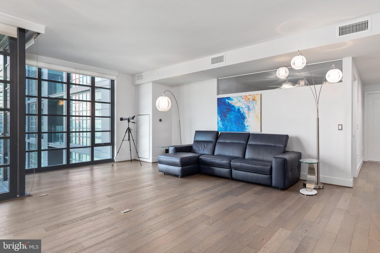 45 Sutton Sq SW #806