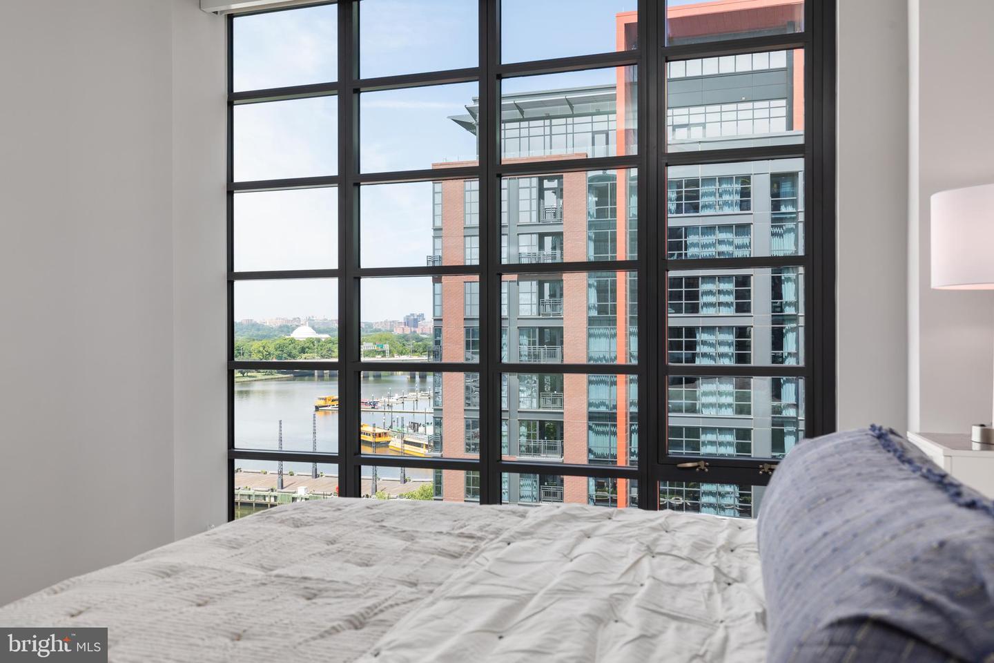 45 Sutton Sq SW #806