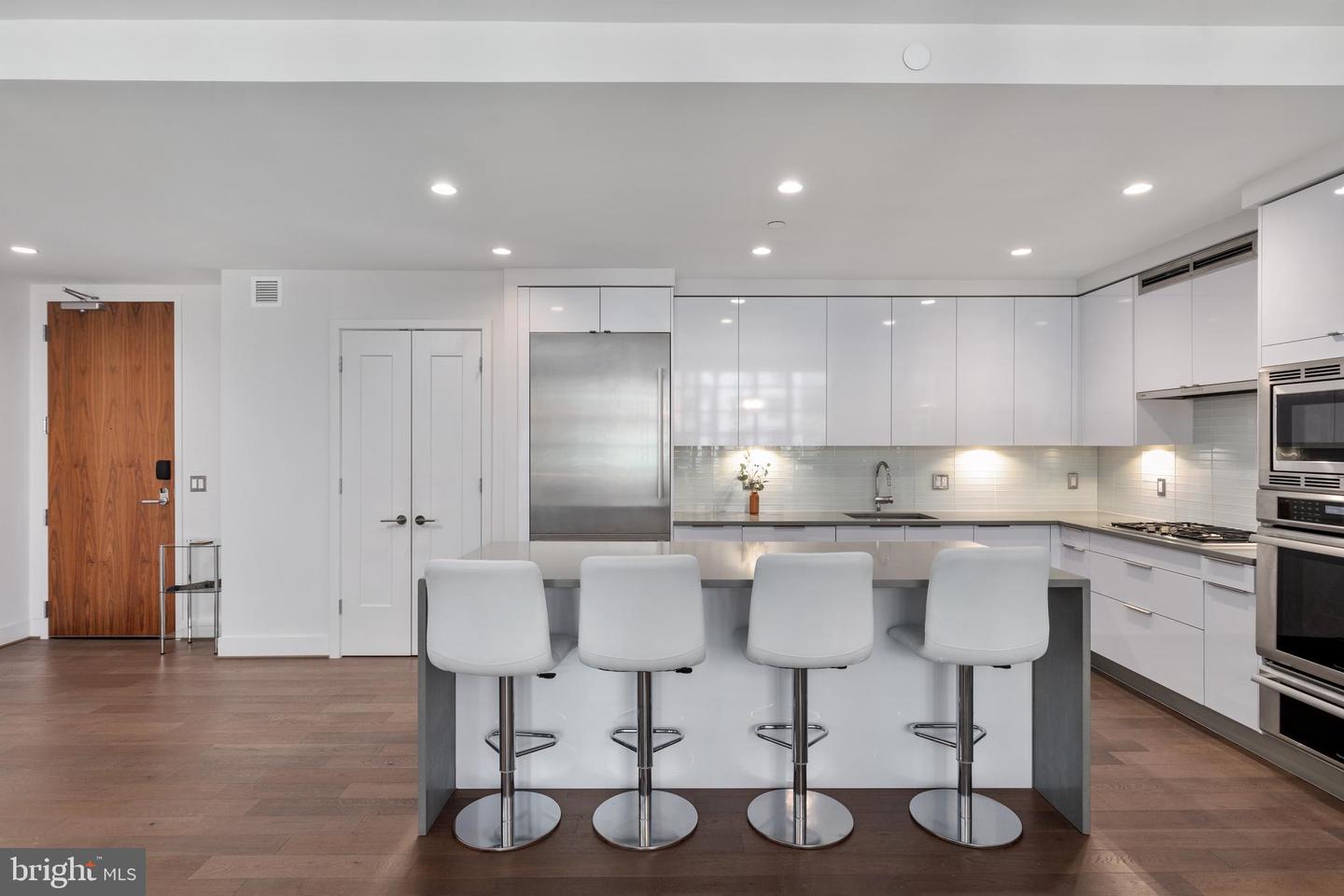45 Sutton Sq SW #806