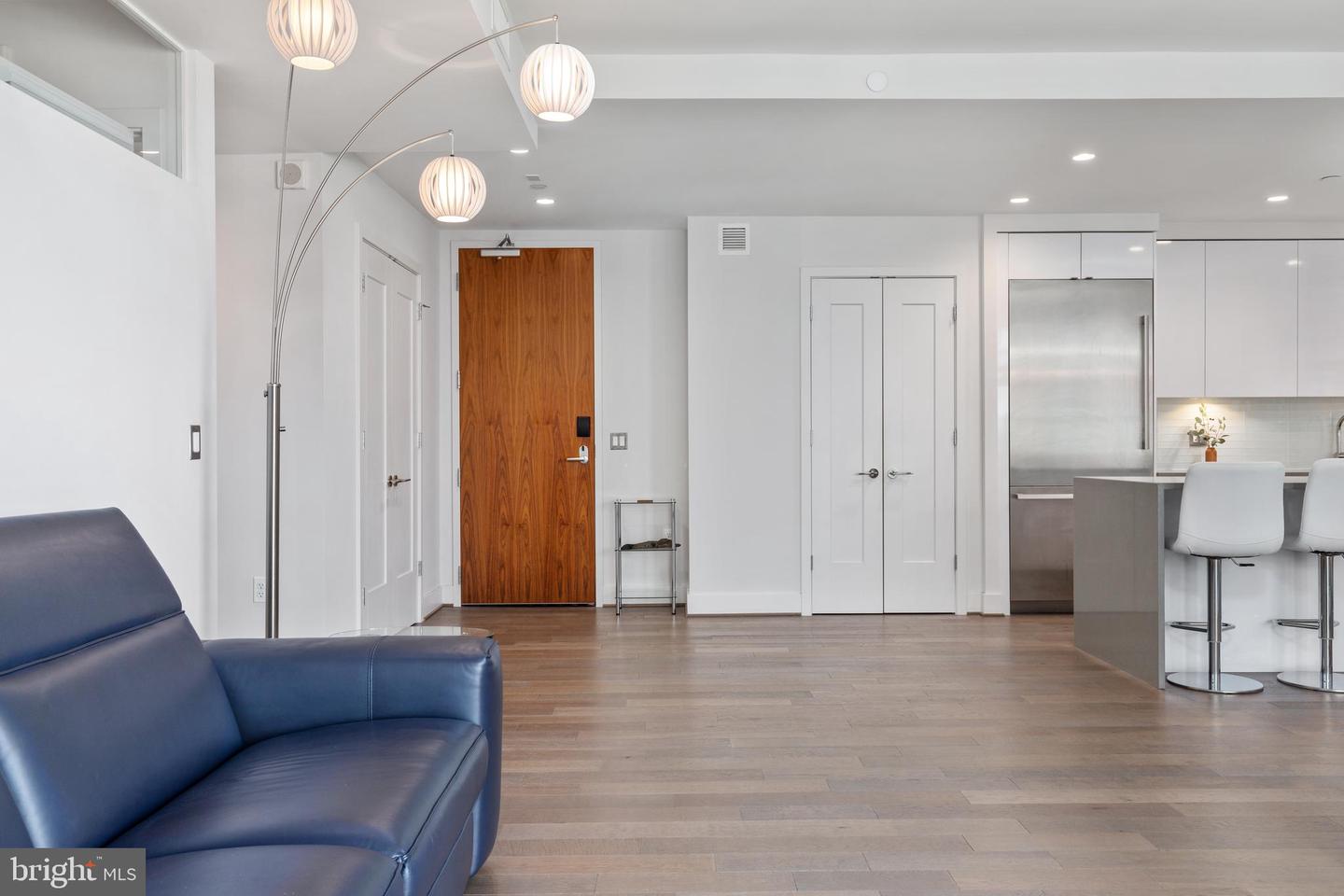 45 Sutton Sq SW #806