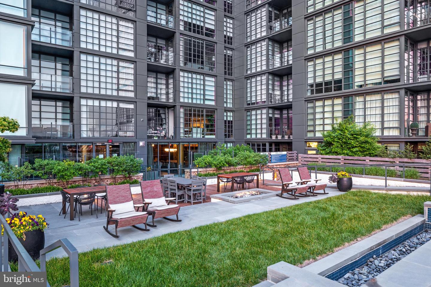 45 Sutton Sq SW #806