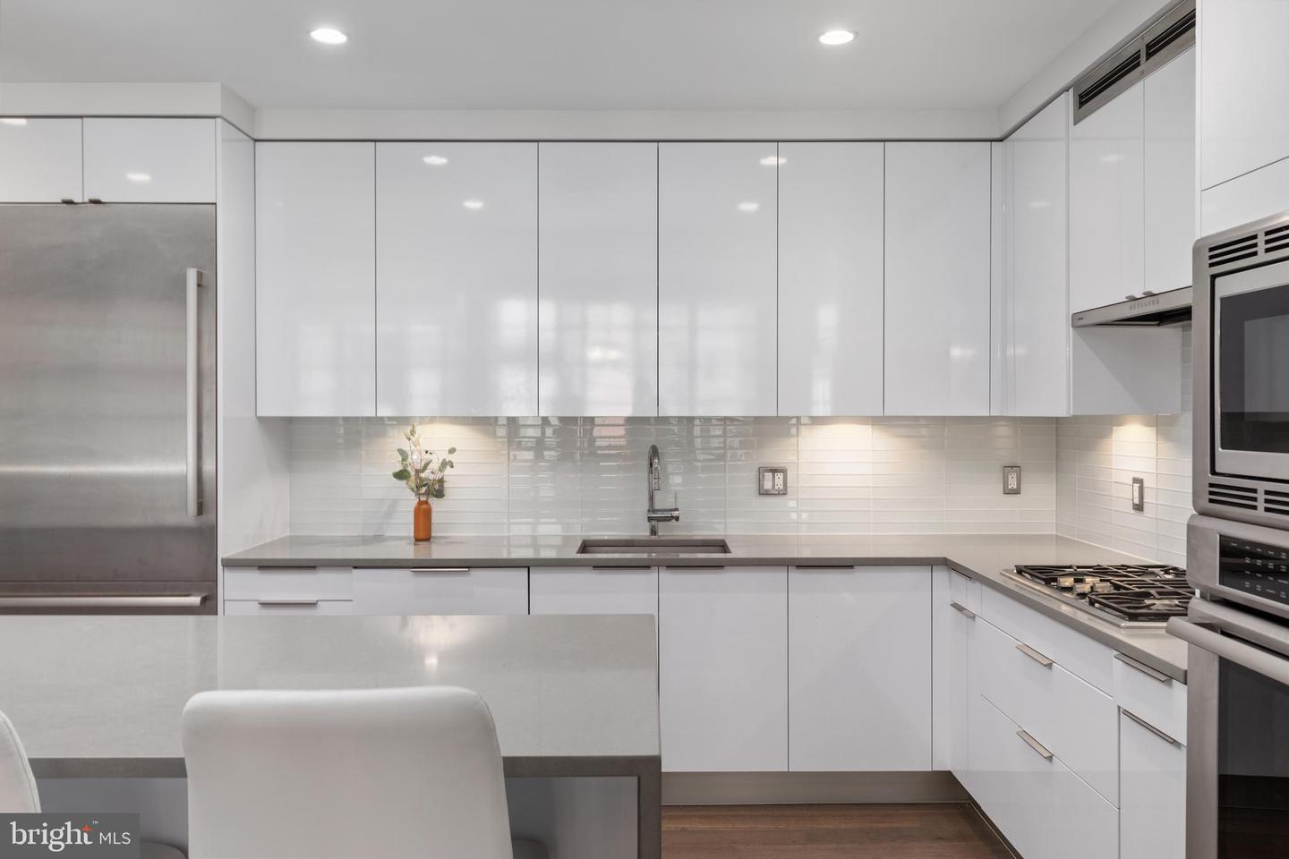 45 Sutton Sq SW #806