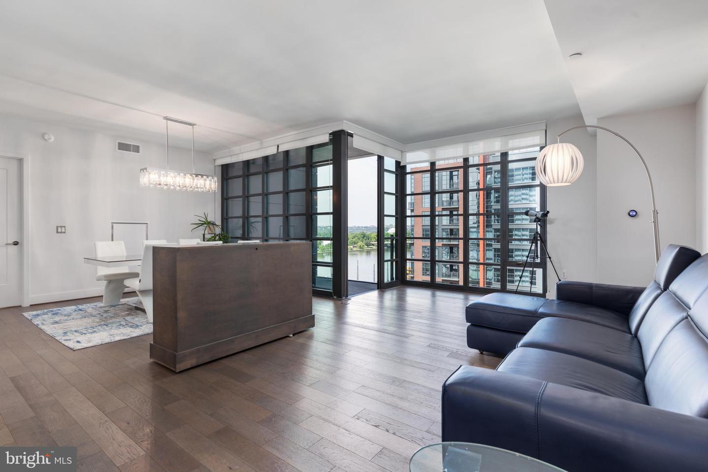 45 Sutton Sq SW #806