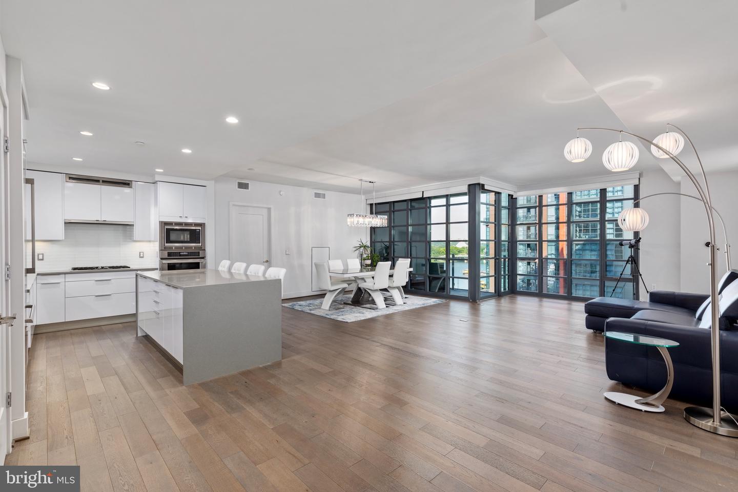 45 Sutton Sq SW #806