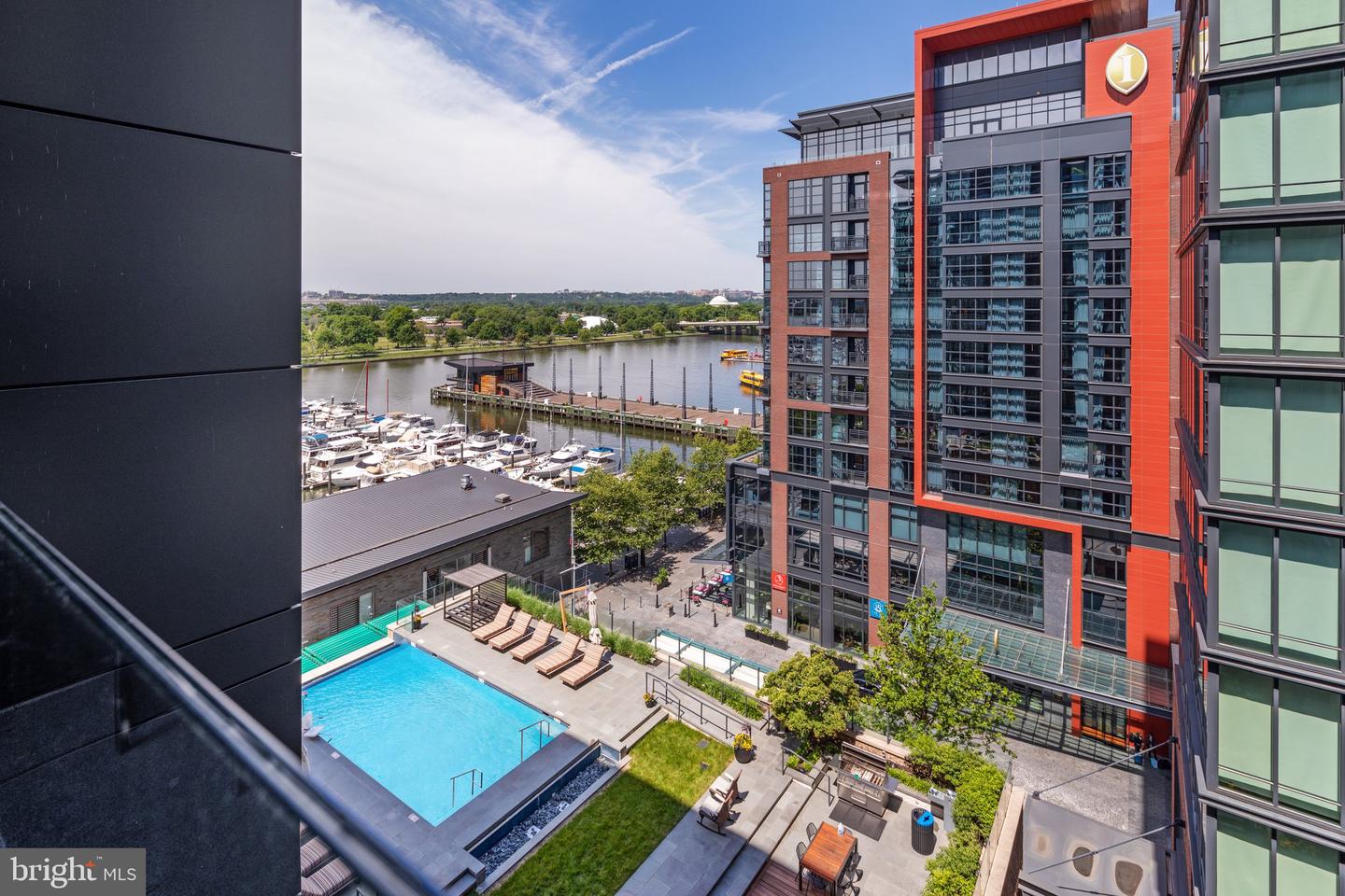 45 Sutton Sq SW #806