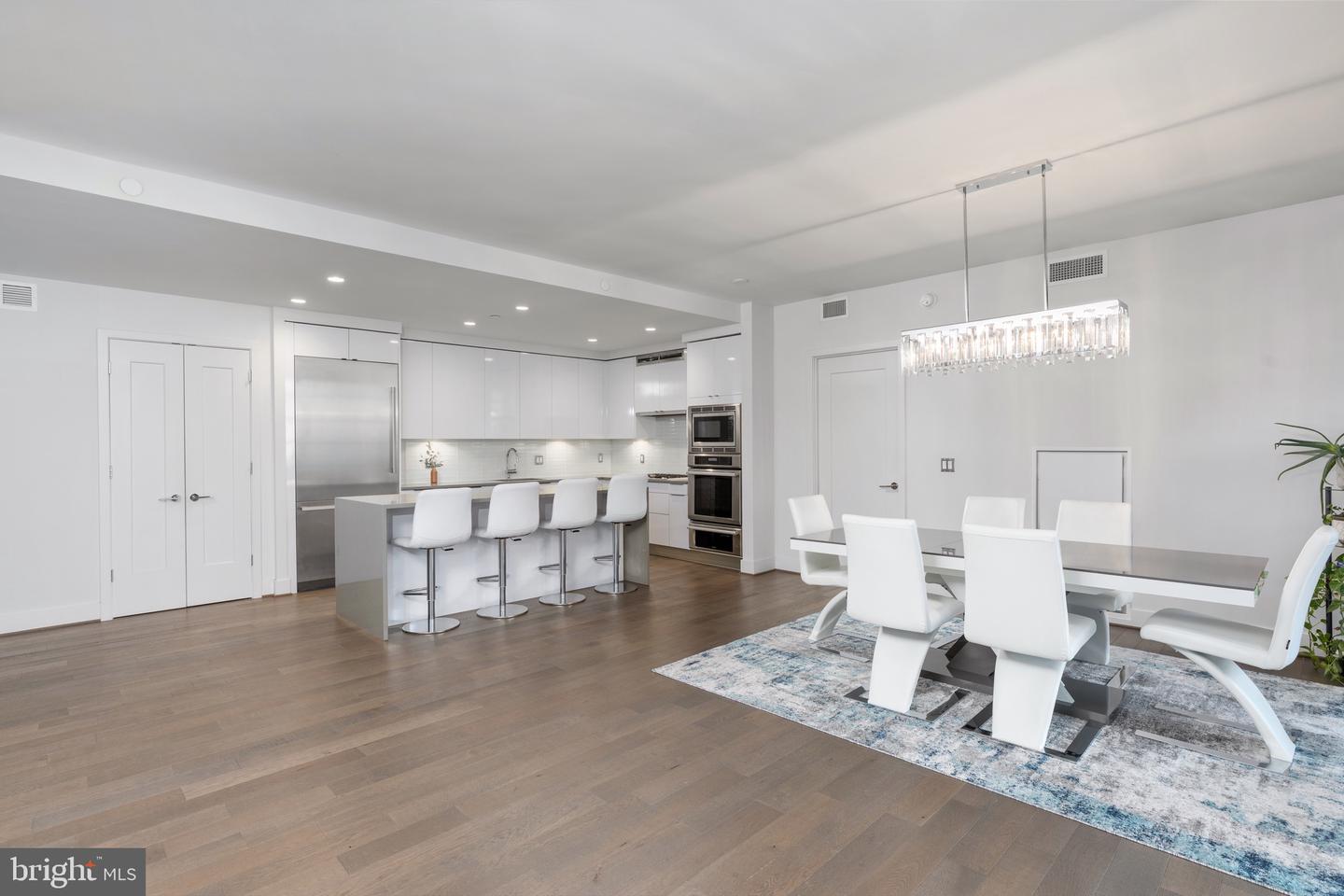 45 Sutton Sq SW #806