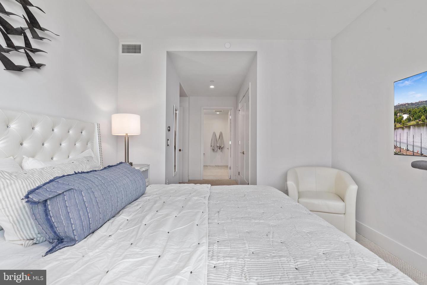 45 Sutton Sq SW #806