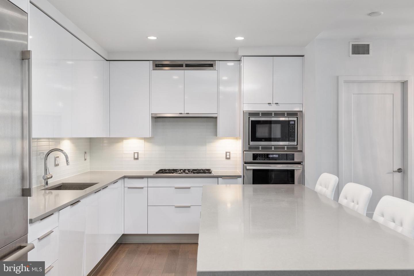 45 Sutton Sq SW #806