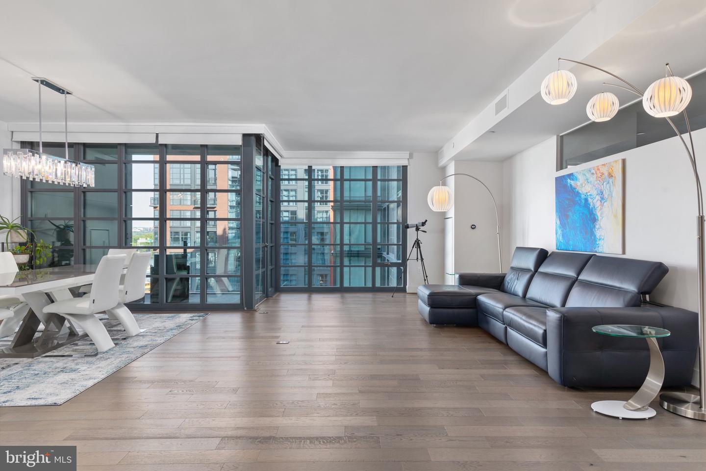 45 Sutton Sq SW #806