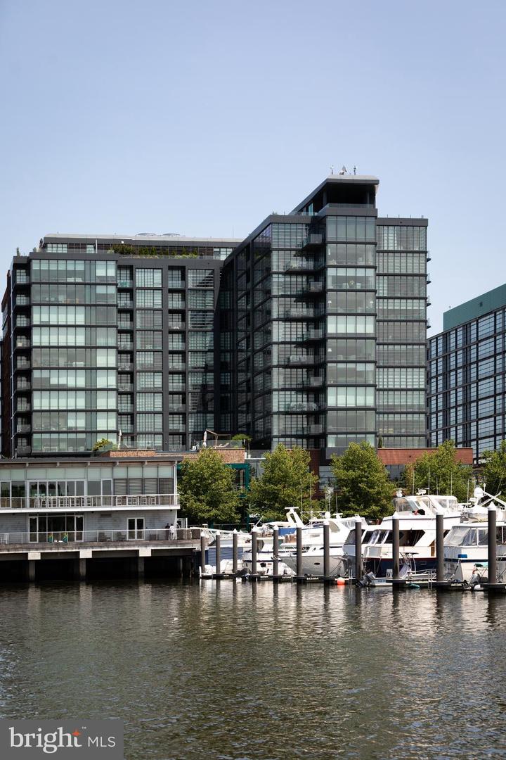 45 Sutton Sq SW #806
