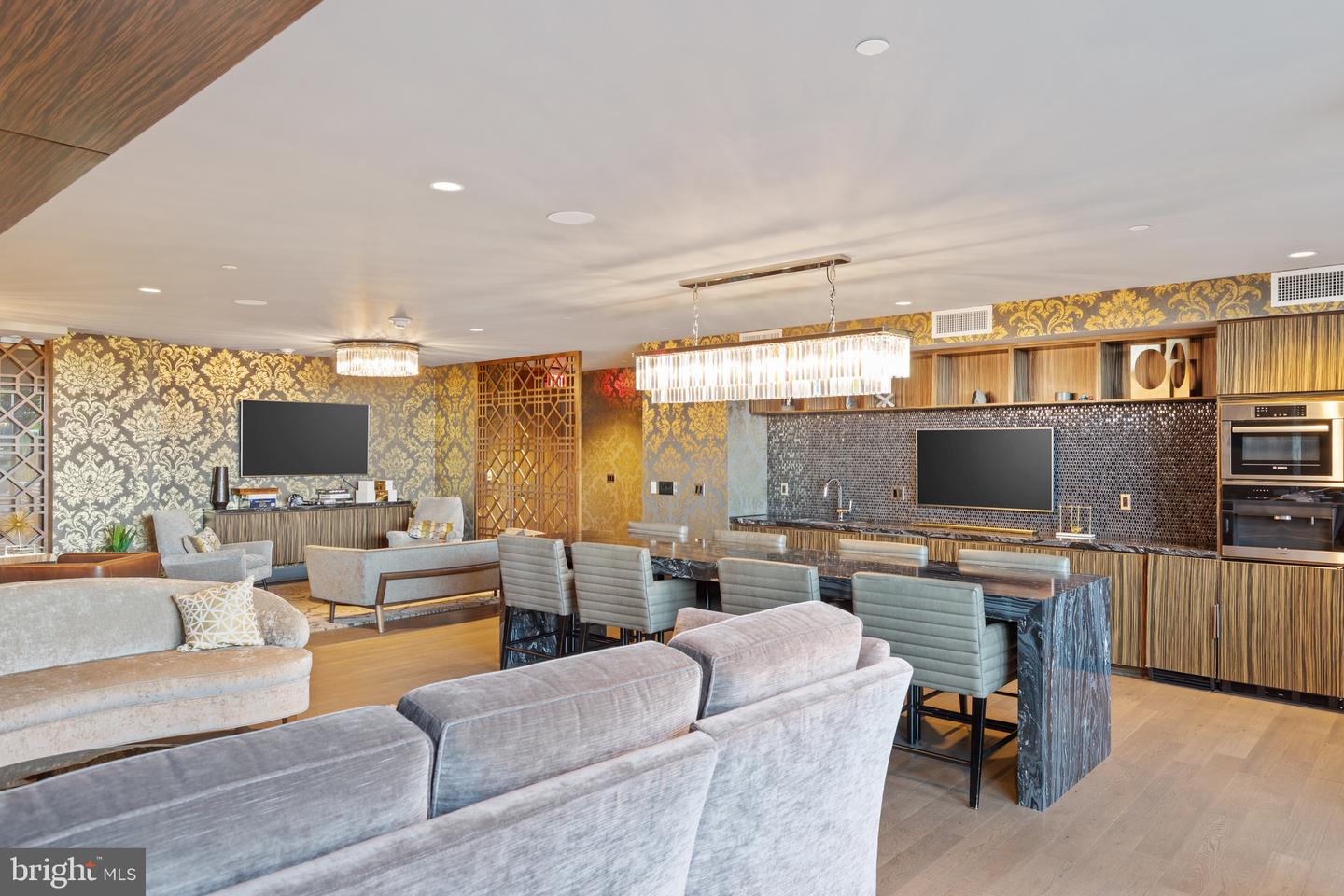 45 Sutton Sq SW #806