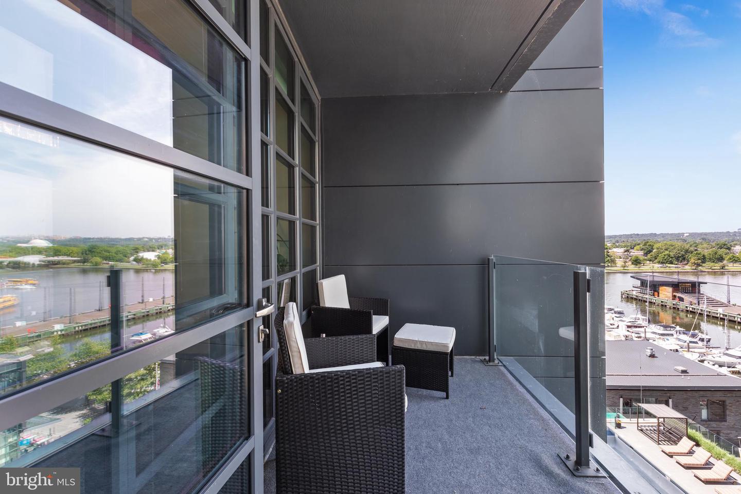 45 Sutton Sq SW #806